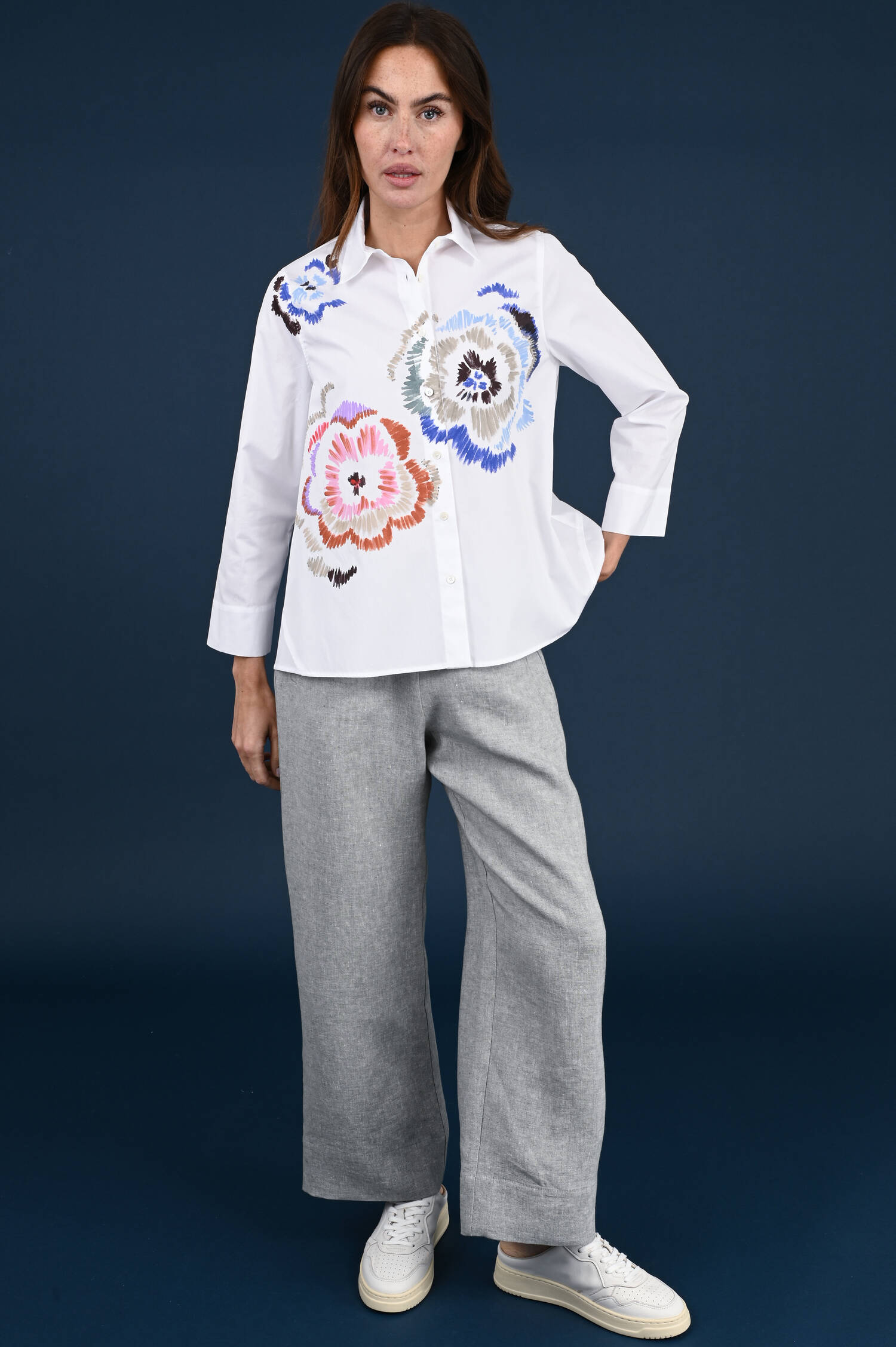 Bluse mit buntem Blumenmotiv in Weiß