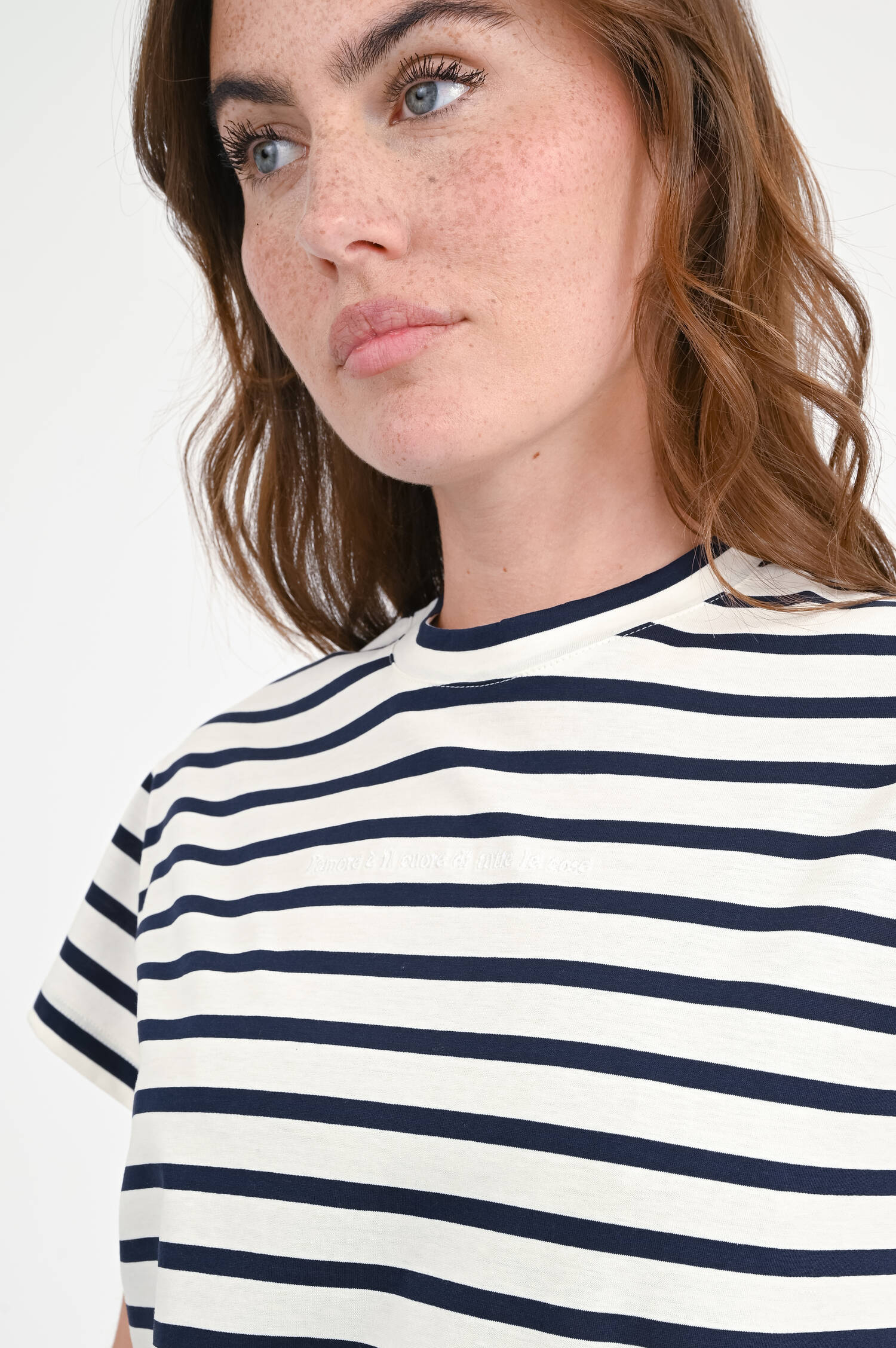 Gestreiftes T-Shirt L'AMOUR in Weiß/Navy Gestreiftes T-Shirt L'AMOUR in Weiß/Navy