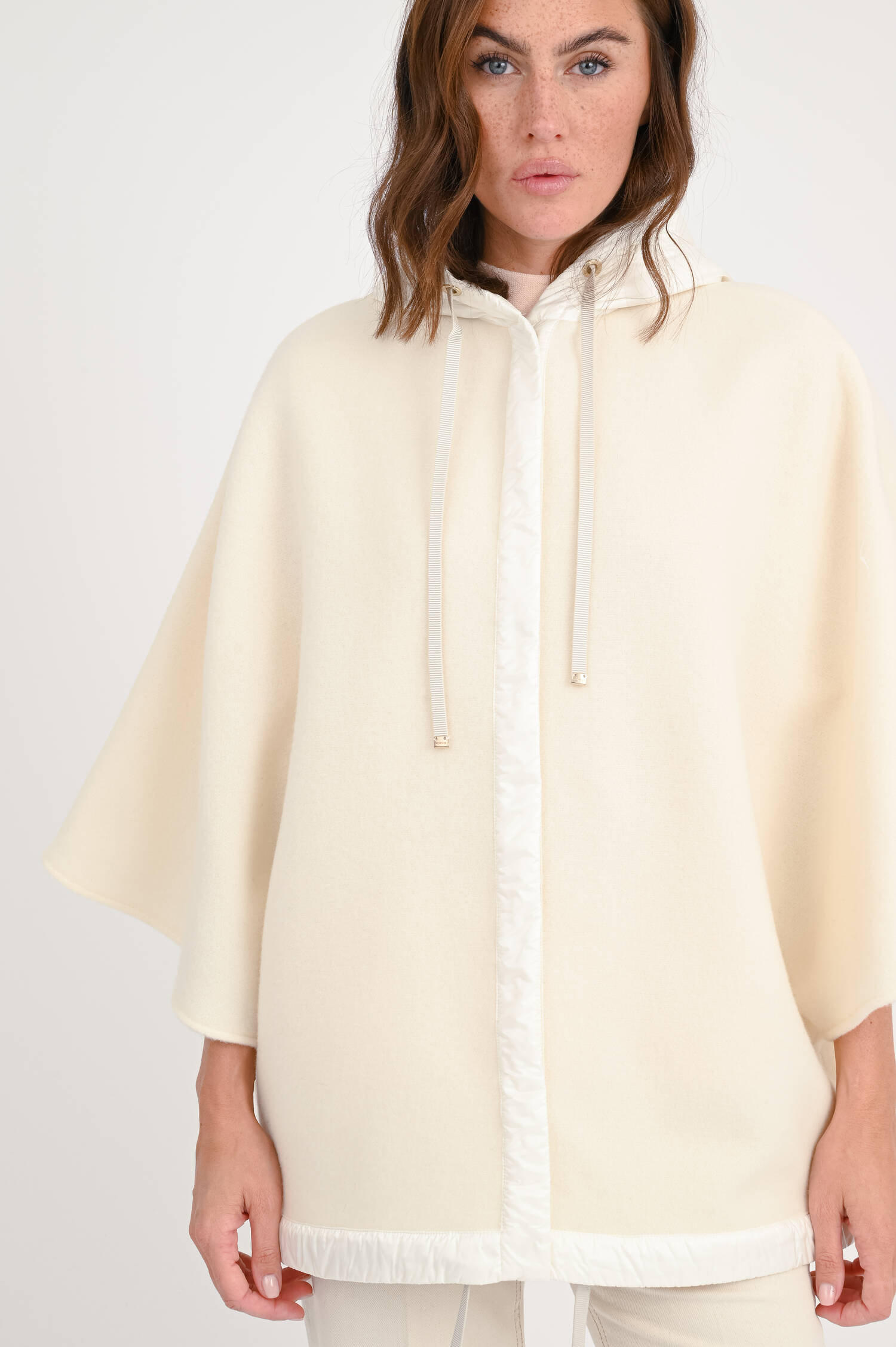 Cape aus Wolle in Creme Cape aus Wolle in Creme