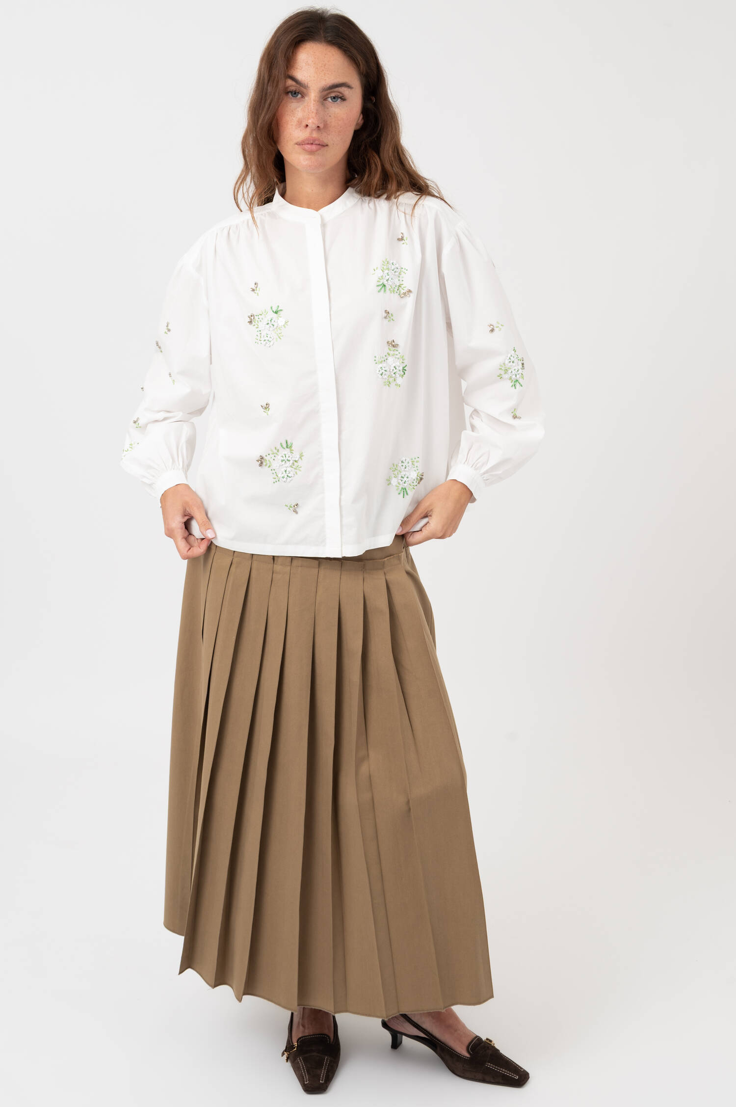 Bluse mit Perlen in Weiß Bluse mit Perlen in Weiß