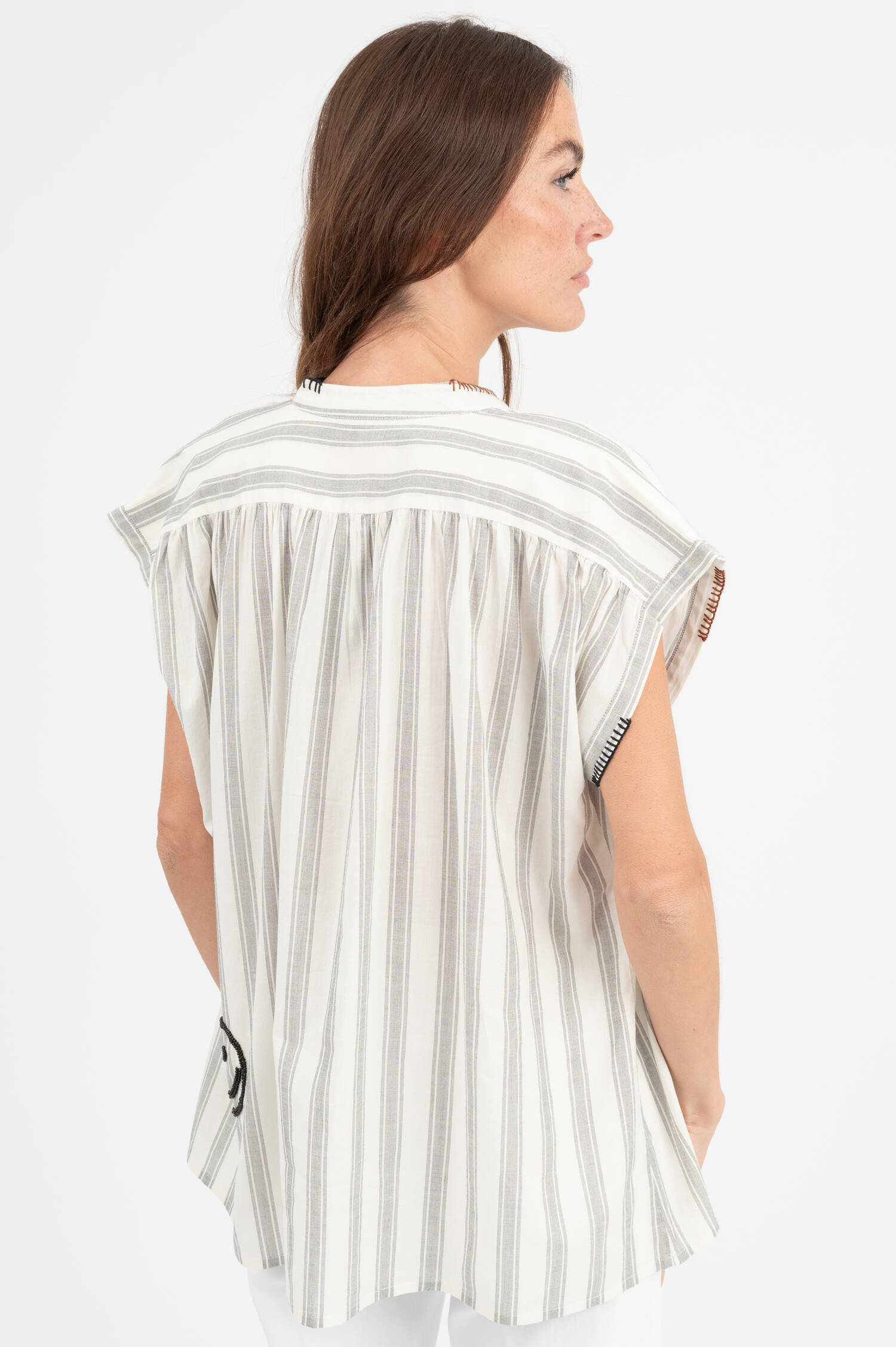 Bluse mit Perlen-Applikation in Ecru/Schwarz