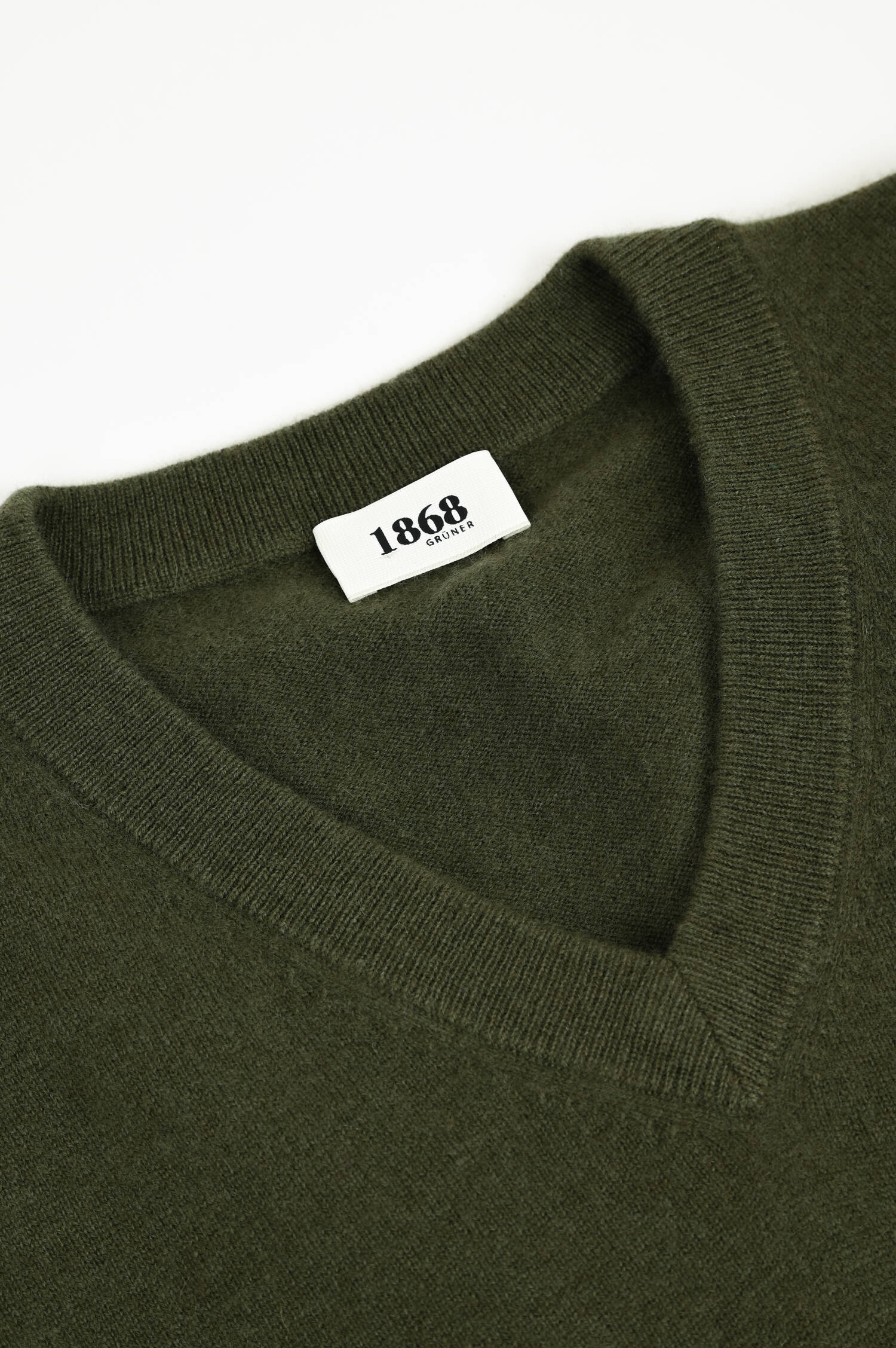 Cashmerepullover mit V-Neck in Oliv