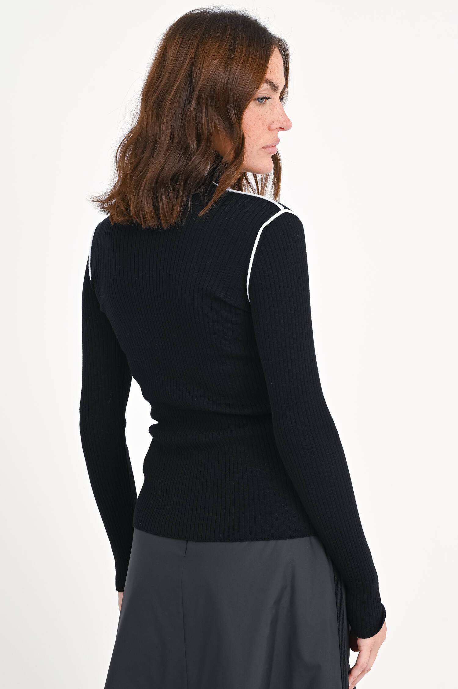 Rollkragenpullover mit Kontrastfarbe Schwarz/Weiß Rollkragenpullover mit Kontrastfarbe Schwarz/Weiß