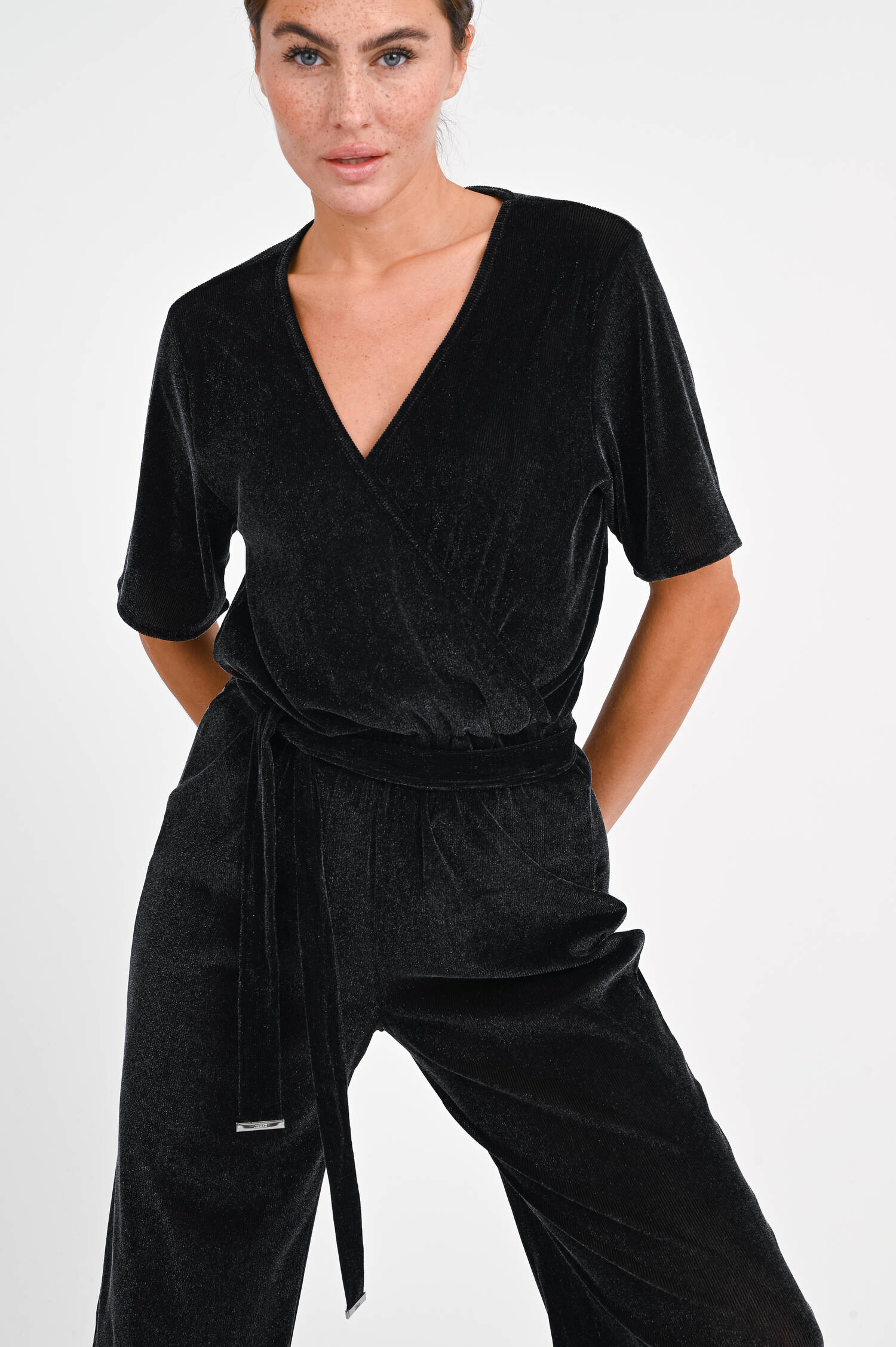 Jumpsuit aus weichem Material in Schwarz glänzend
