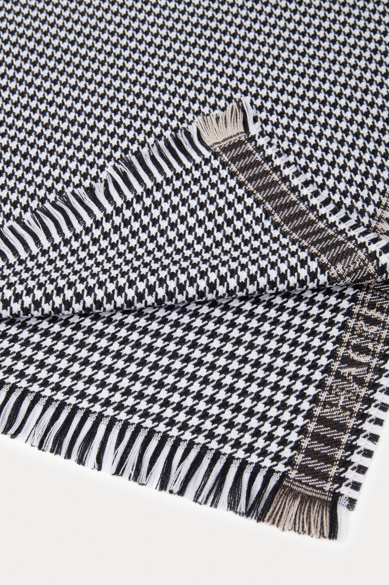 Schal aus Merinowolle in Schwarz/Weiß