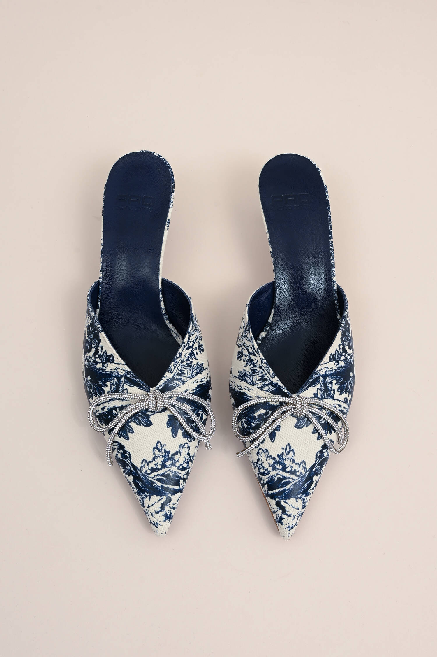 Gemusterte Kitten Heels in Blau/Weiß