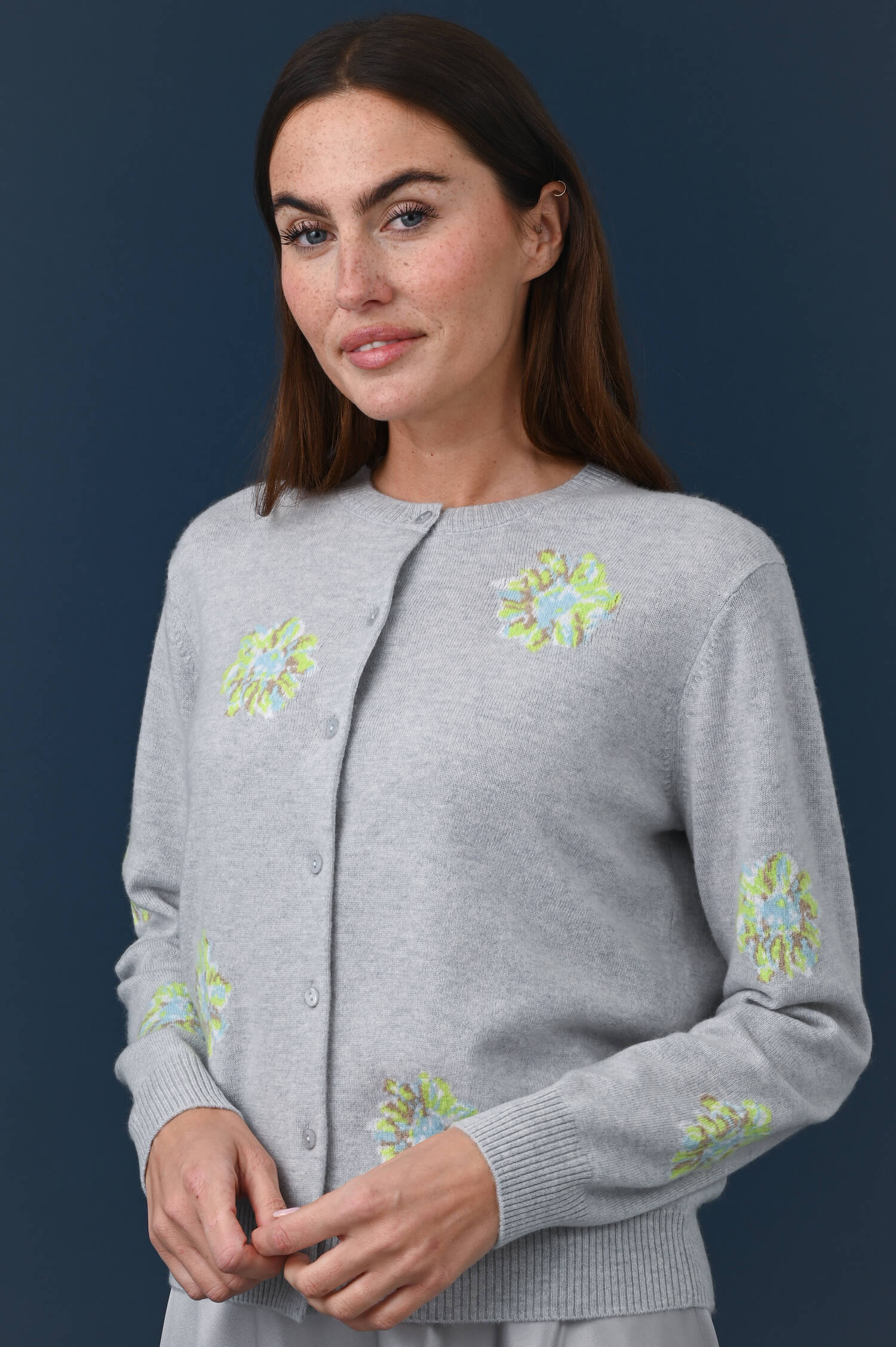 Strickweste mit Blumenmotiv in Grau