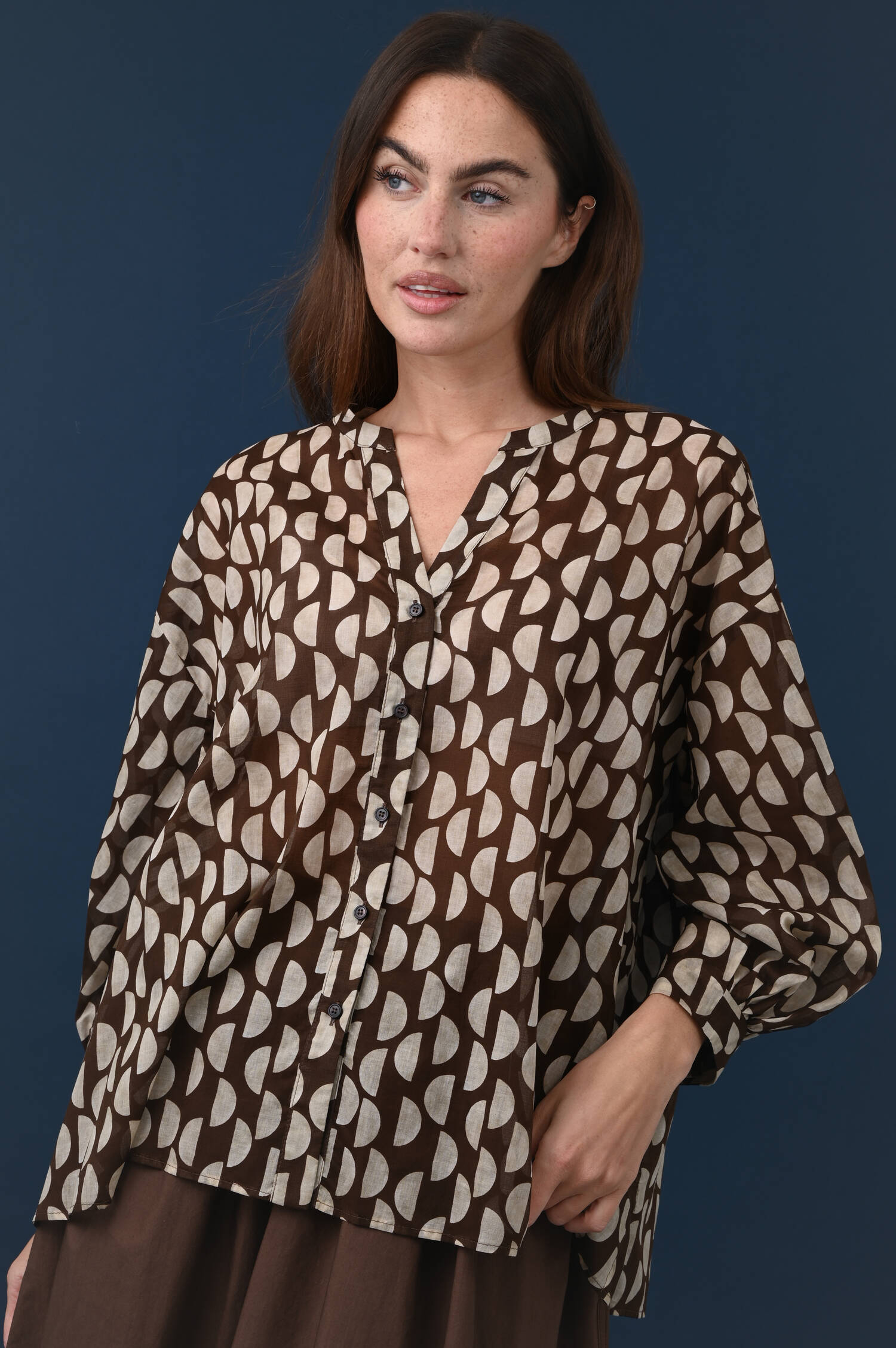 Bluse mit Halbkreismuster in Braun