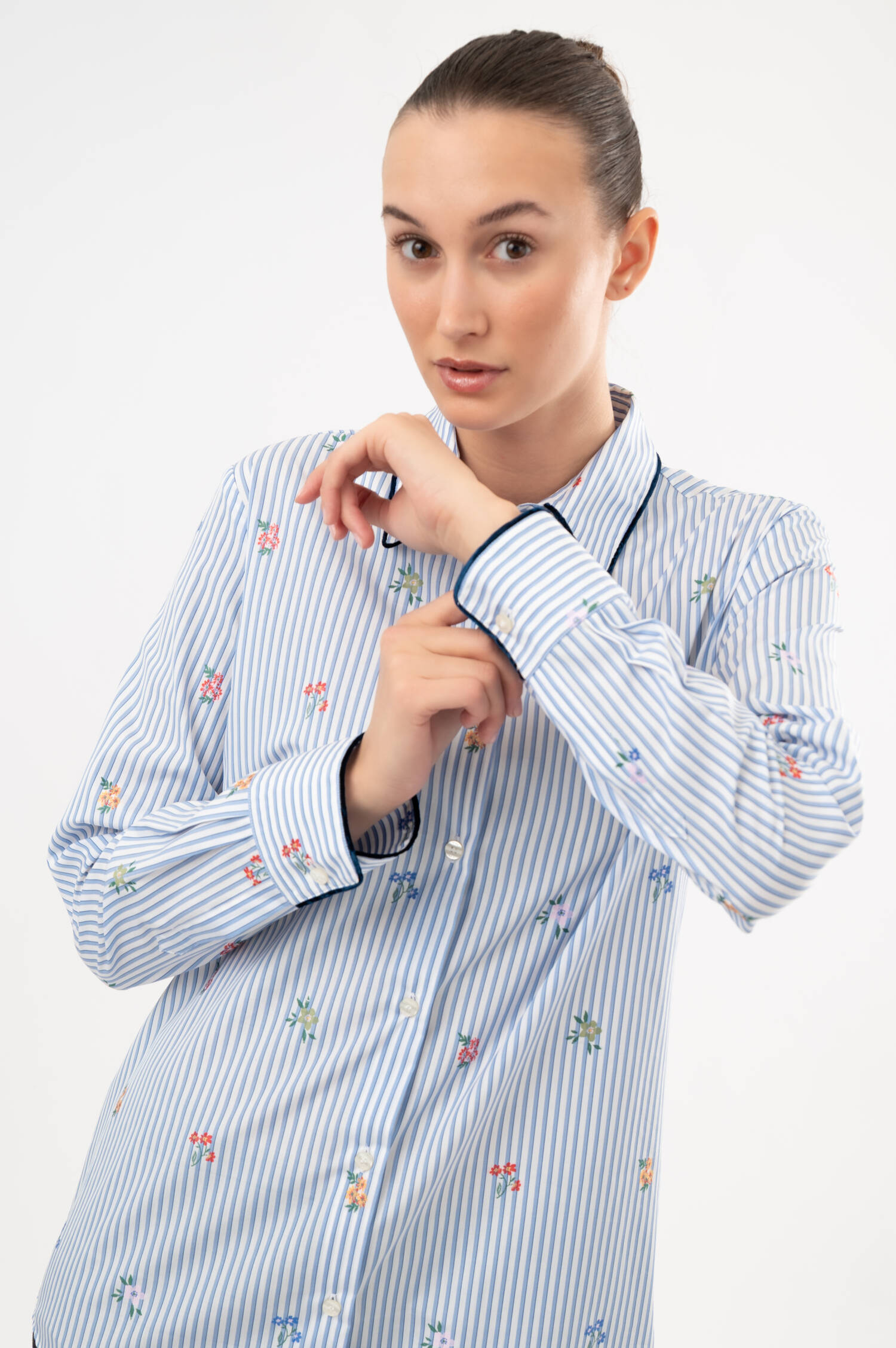 Gestreifte Bluse mit Blumenprint in Blau/Weiß Gestreifte Bluse mit Blumenprint in Blau/Weiß