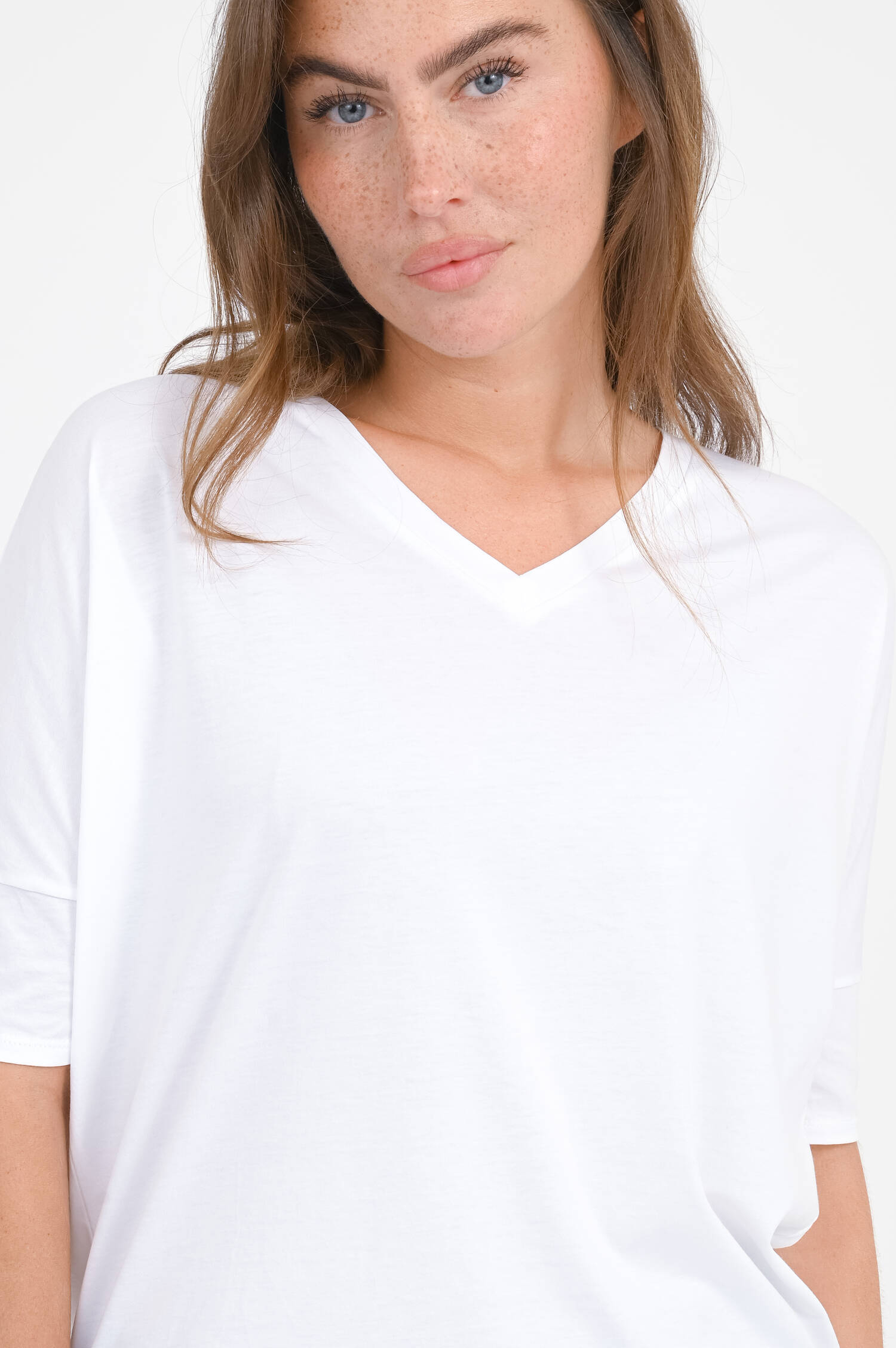 T-Shirt DAHLIA mit V-Neck in Weiß