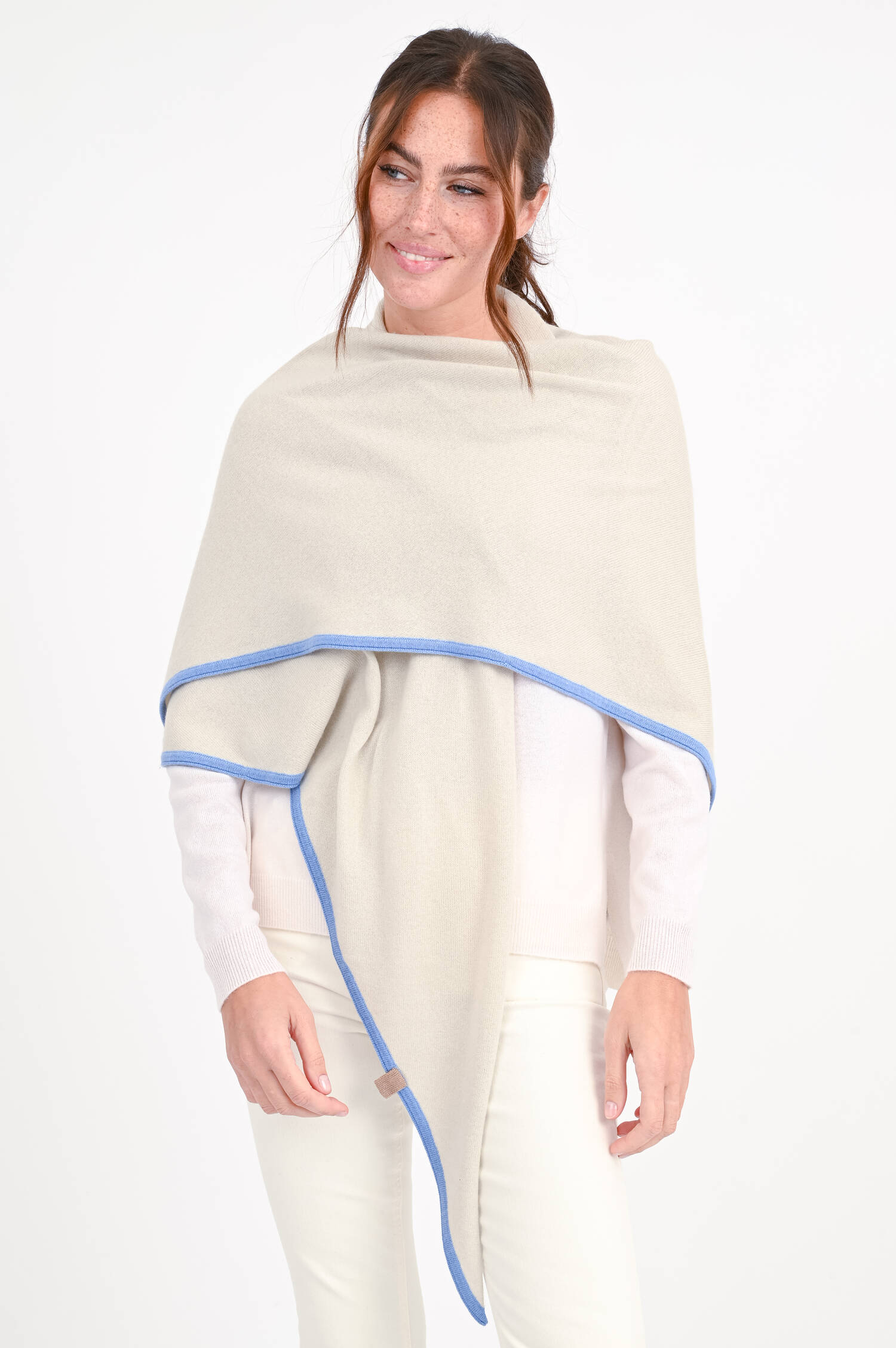 Poncho mit Kontrastfarbe in Marzipan/Blau