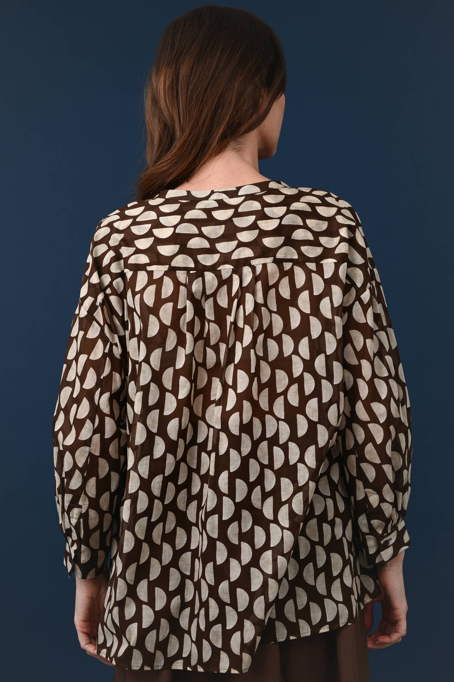 Bluse mit Halbkreismuster in Braun