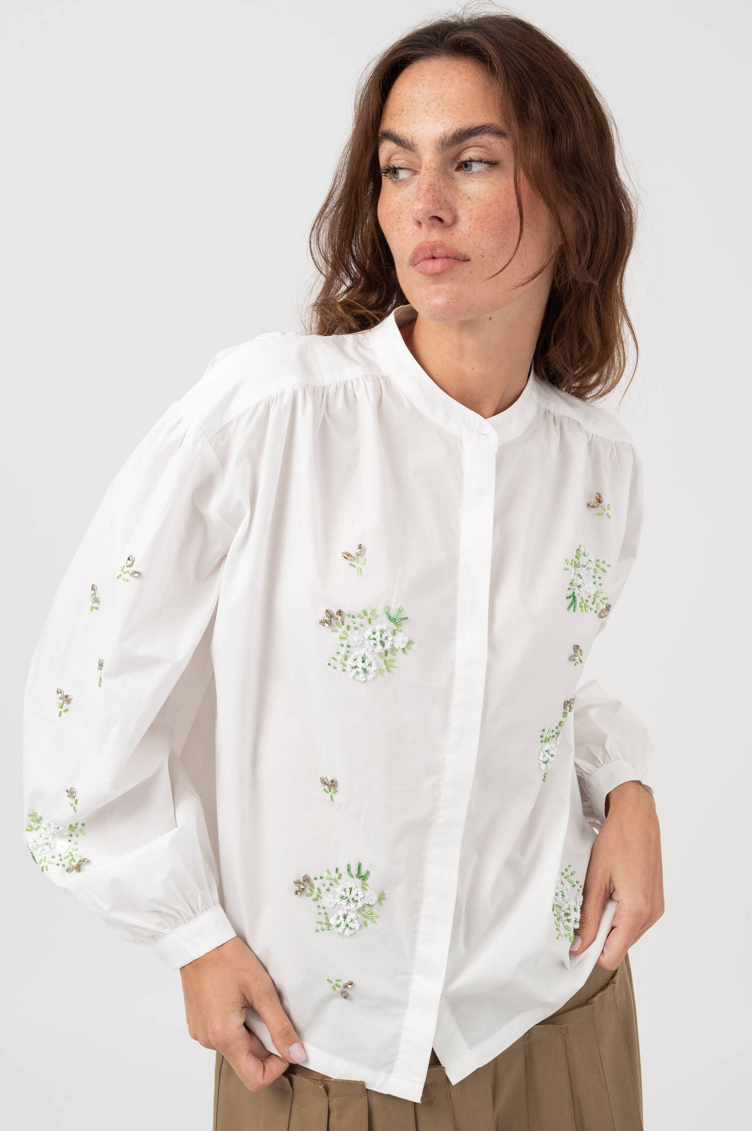 Bluse mit Perlen in Weiß Bluse mit Perlen in Weiß