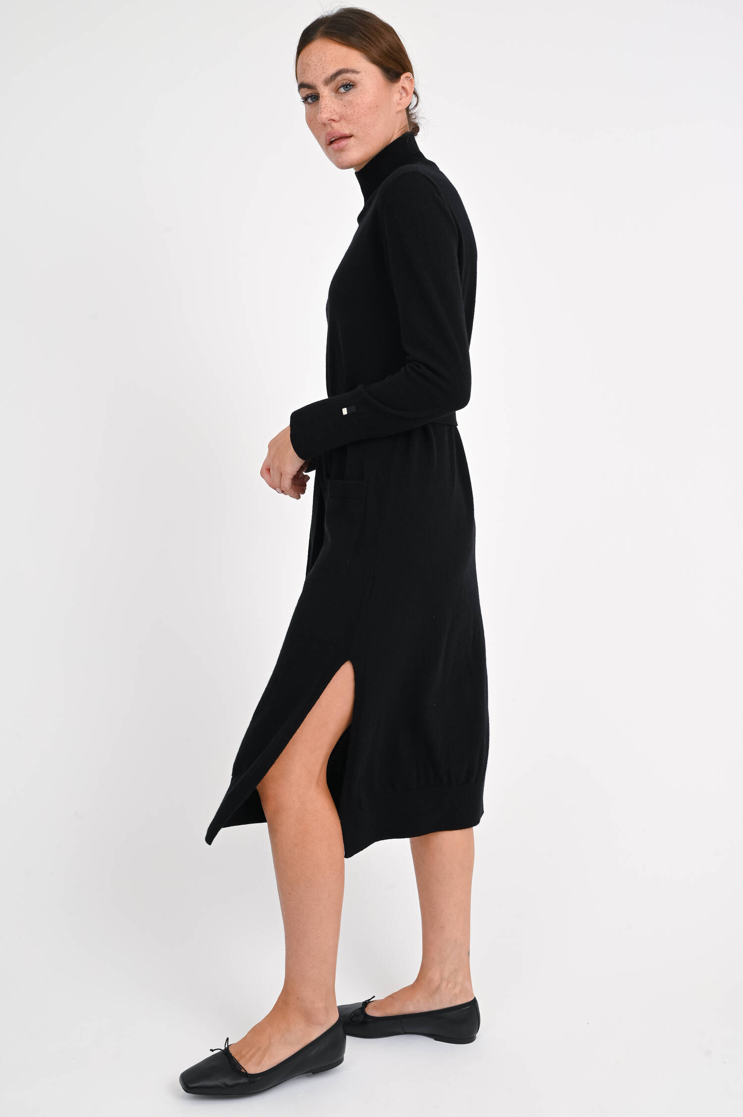 Midi-Strickkleid mit Gürtel in Schwarz Midi-Strickkleid mit Gürtel in Schwarz