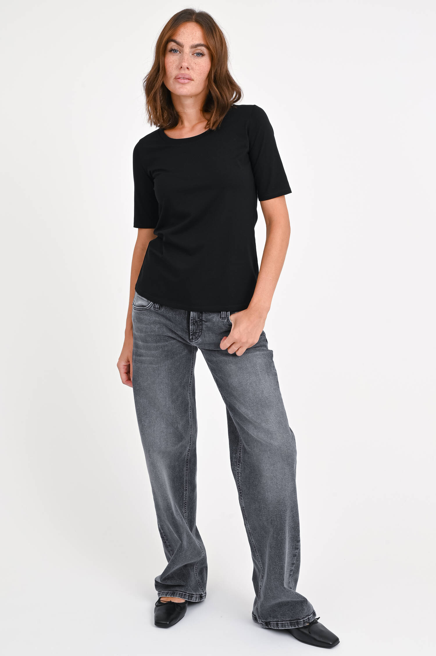 T-Shirt JANE mit verlängertem Kurzarm in Schwarz T-Shirt JANE mit verlängertem Kurzarm in Schwarz