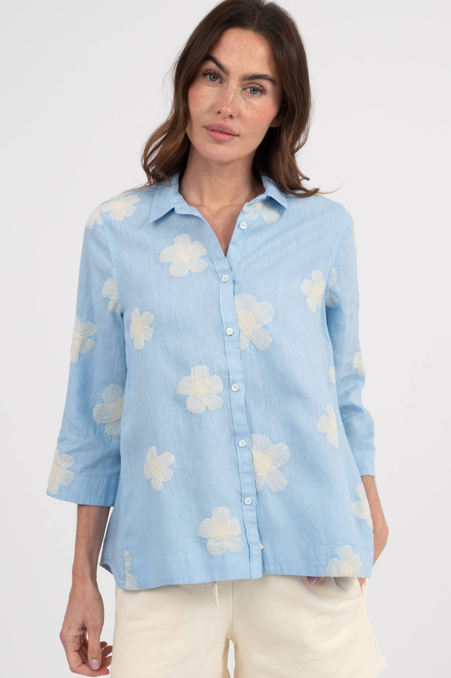 Bluse mit Blumen-Stick in Hellblau