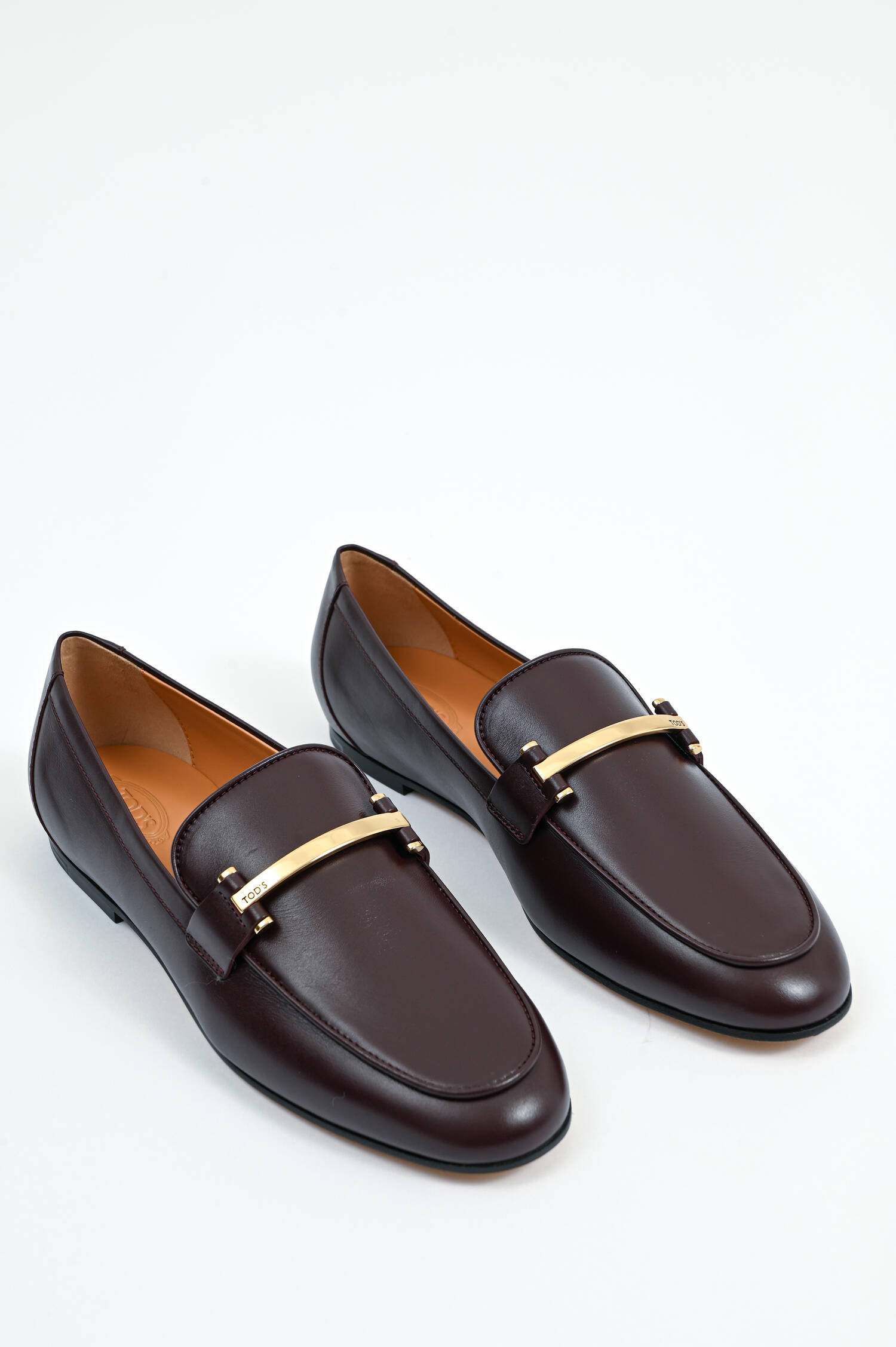 Leder-Loafer mit Metall-Riemen in Aubergine