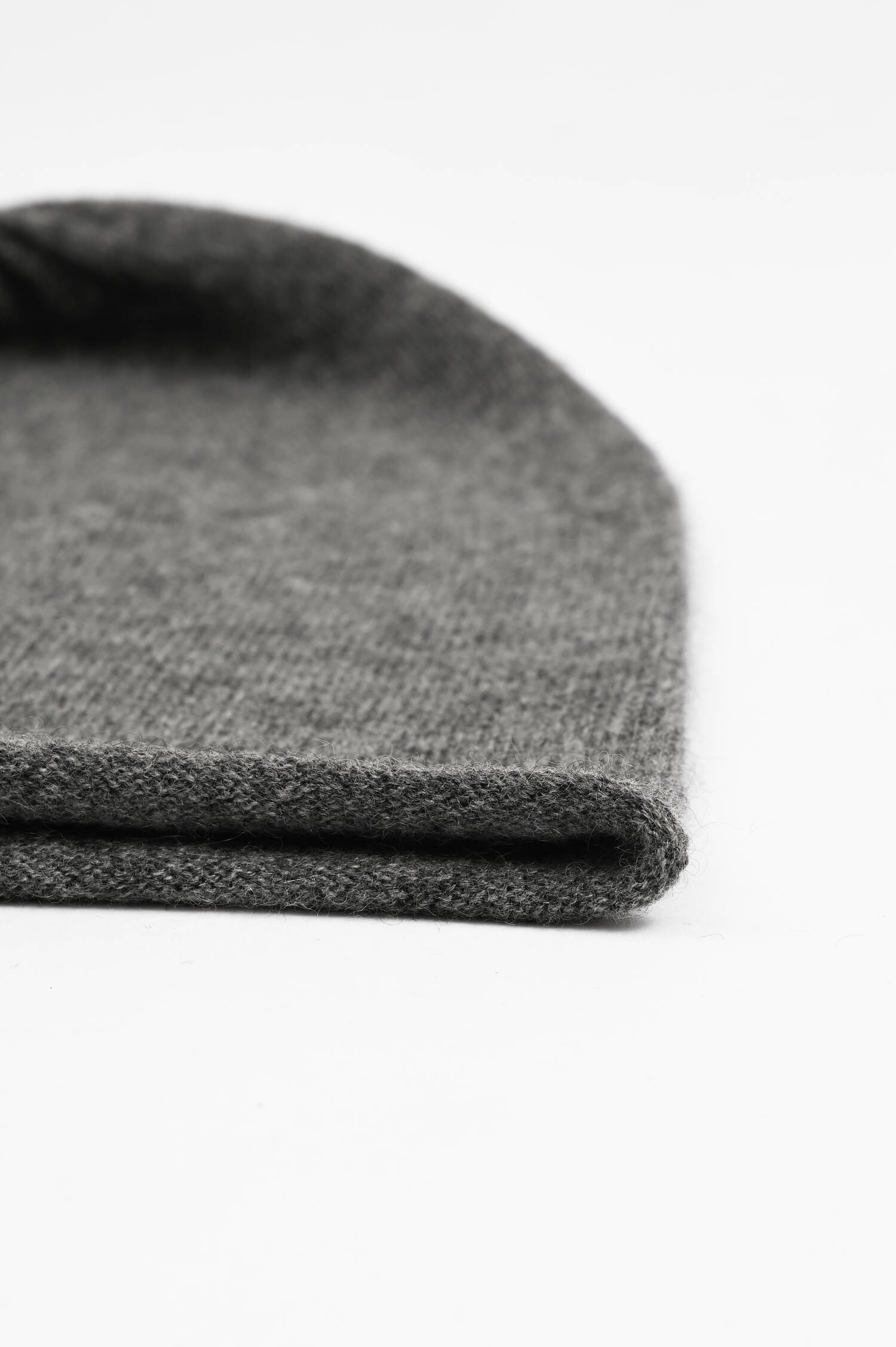 Feinstrick-Mütze mit Rollsaum in Dunkelgrau Feinstrick-Mütze mit Rollsaum in Dunkelgrau