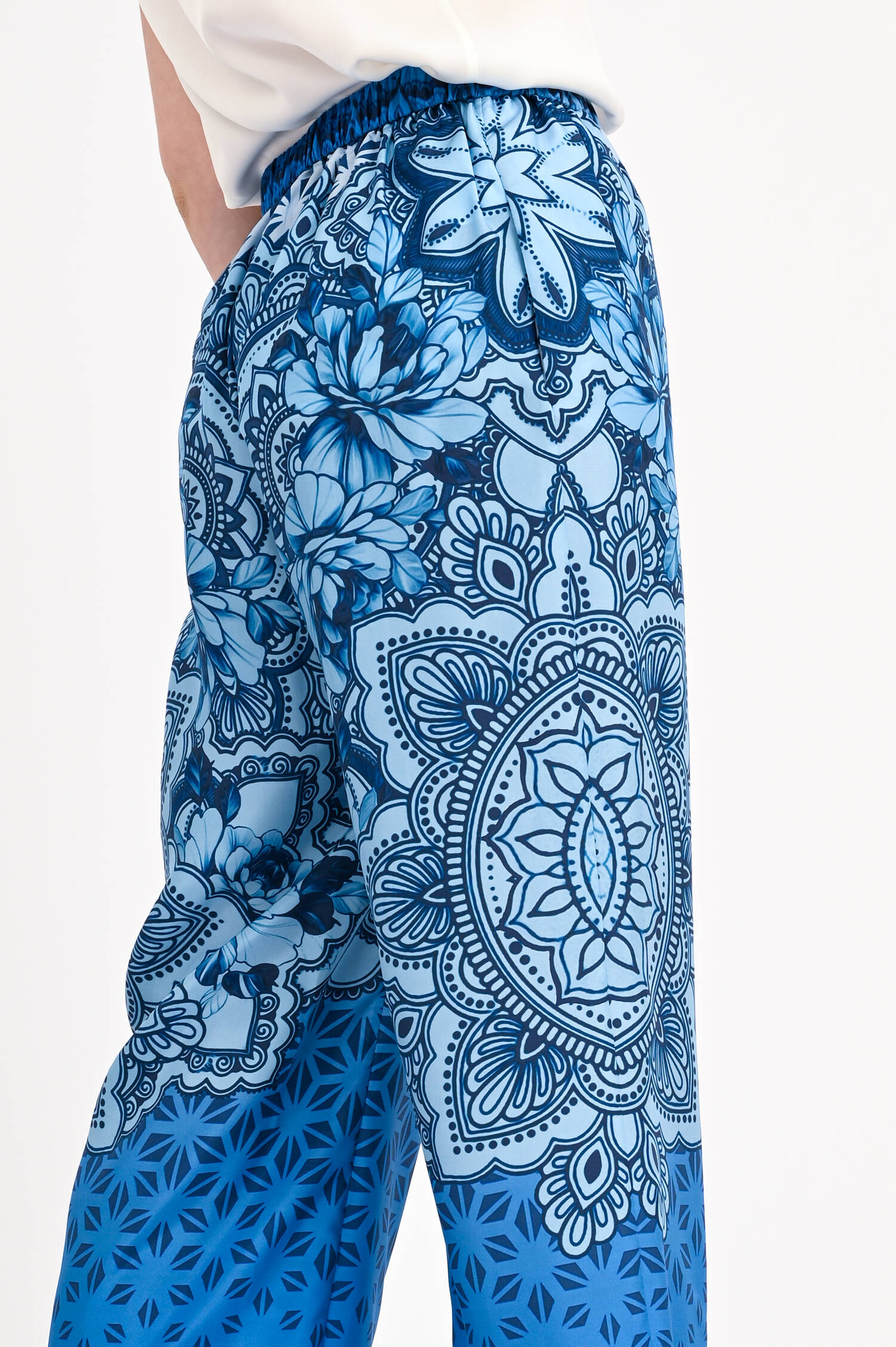 Seiden Hose mit All-Over-Print in Blau