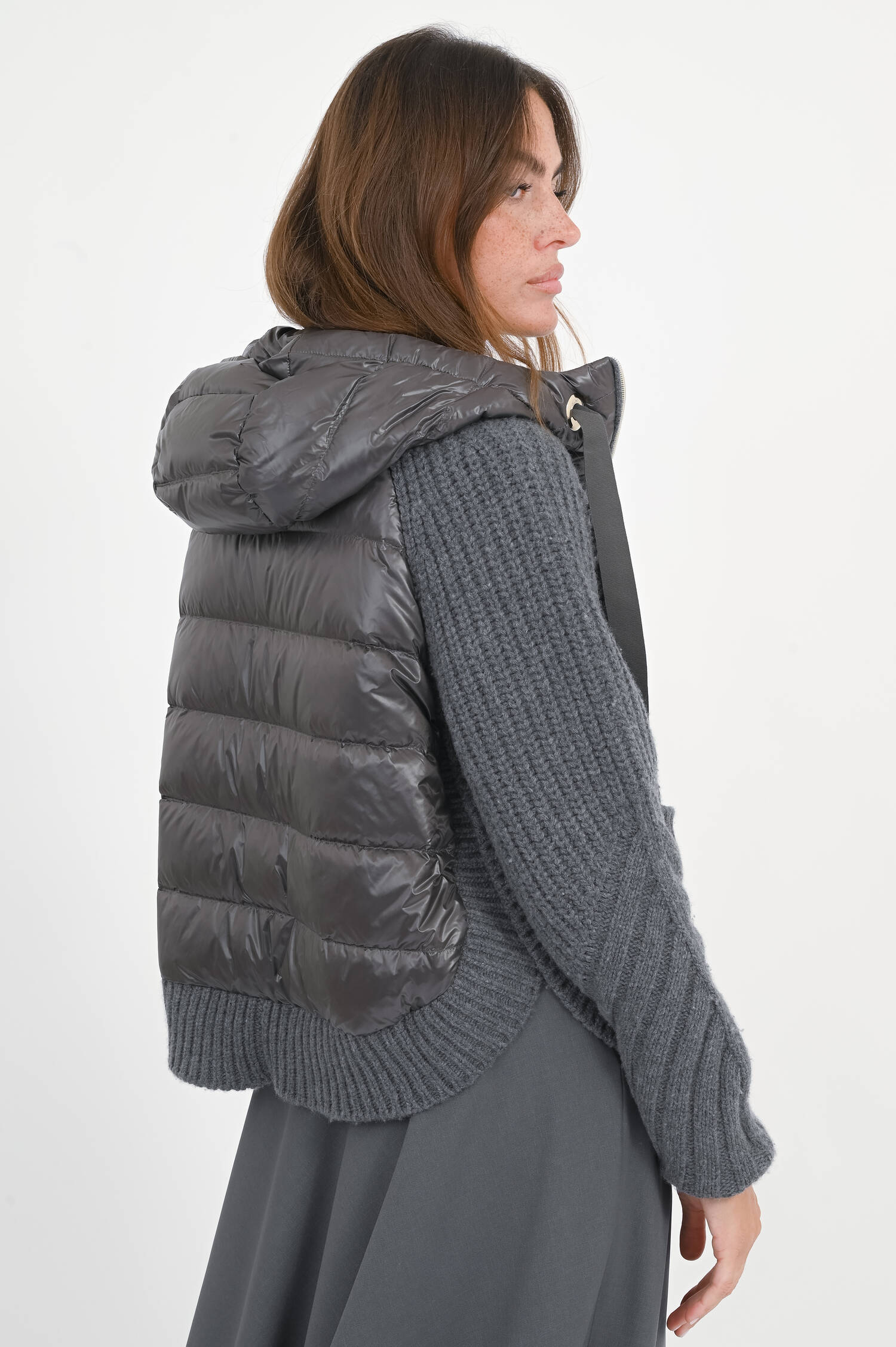 Strickjacke mit Dauneneinsatz und Kapuze in Antra