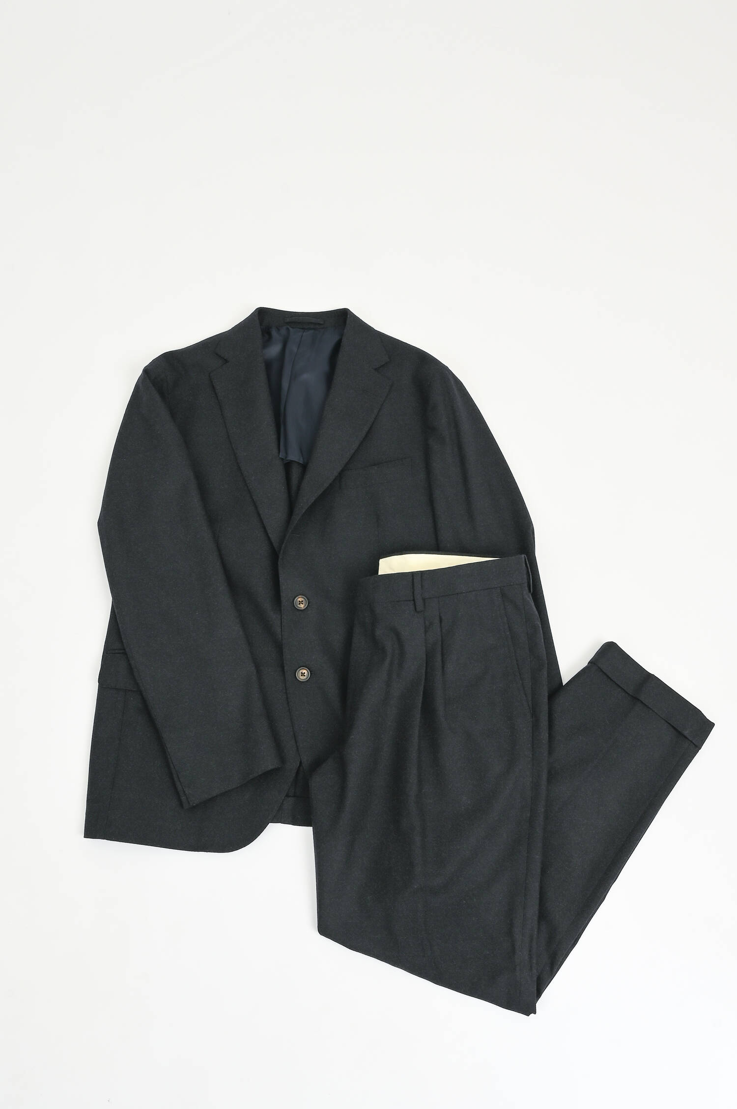 Anzug aus Wolle in Dunkelgrau Anzug aus Wolle in Dunkelgrau