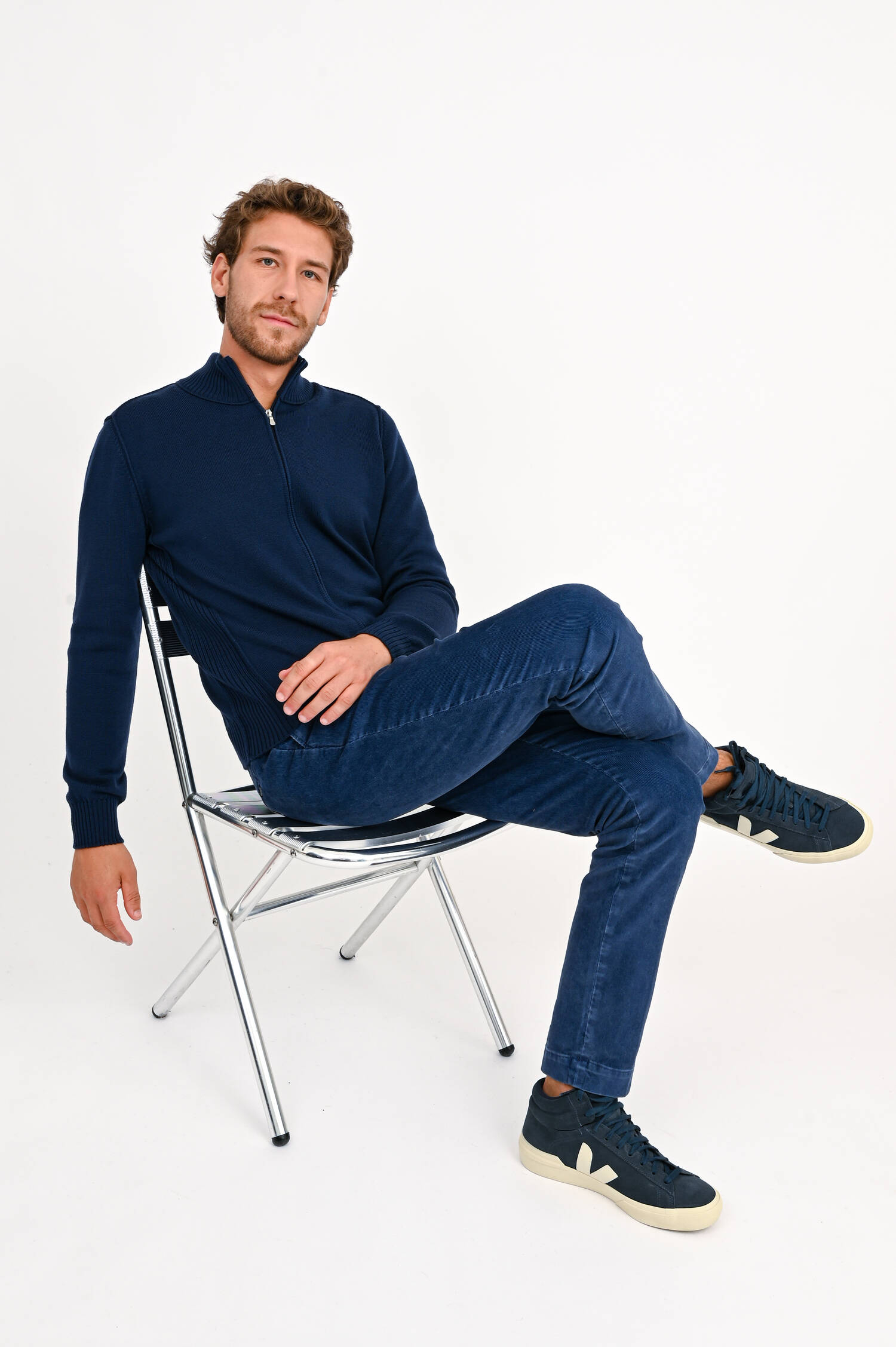 Strickjacke mit Rippstrickdetails in Dunkelblau Strickjacke mit Rippstrickdetails in Dunkelblau