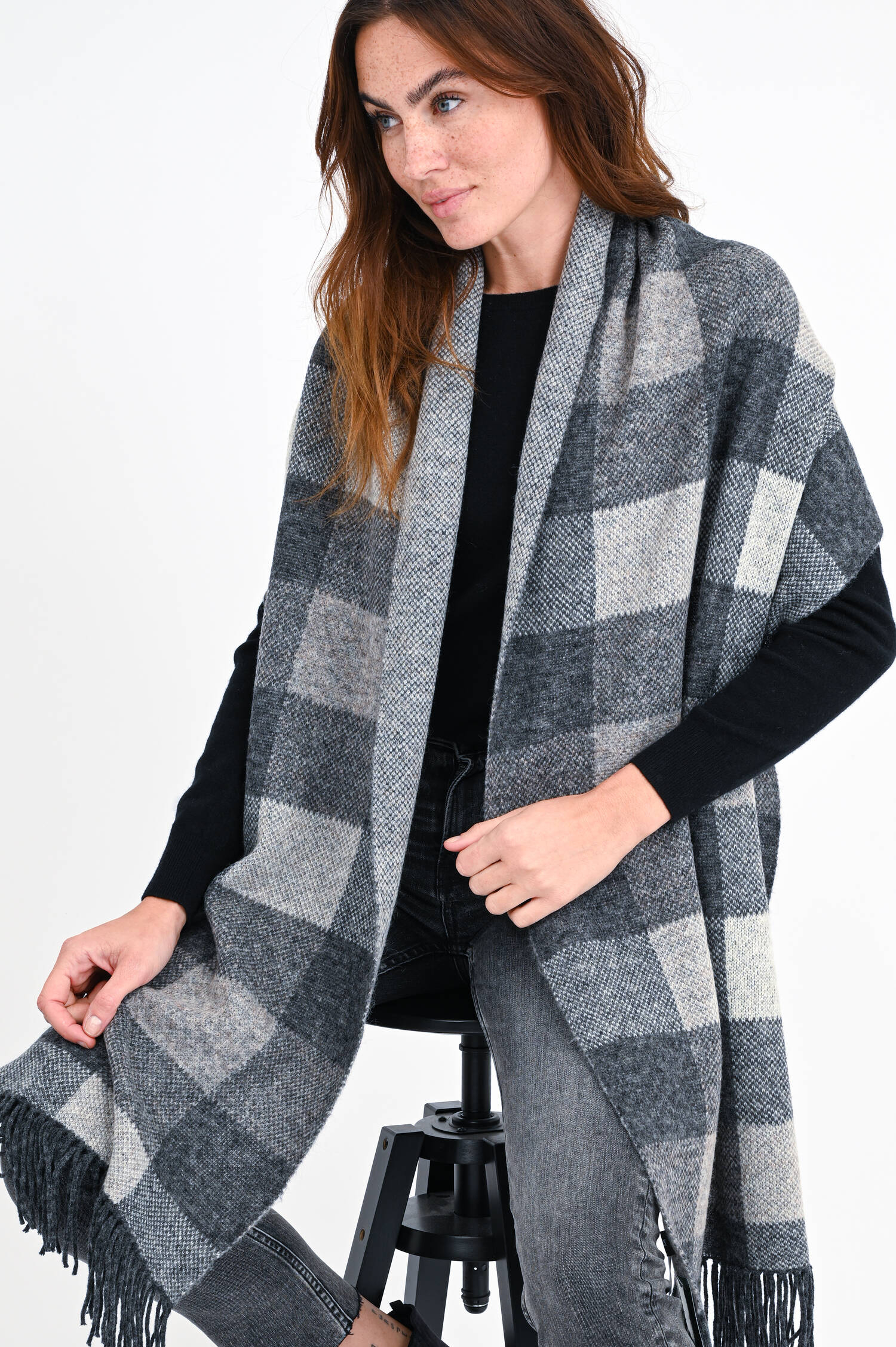 Karrierter Schal aus Wollmix in Grau/Weiß