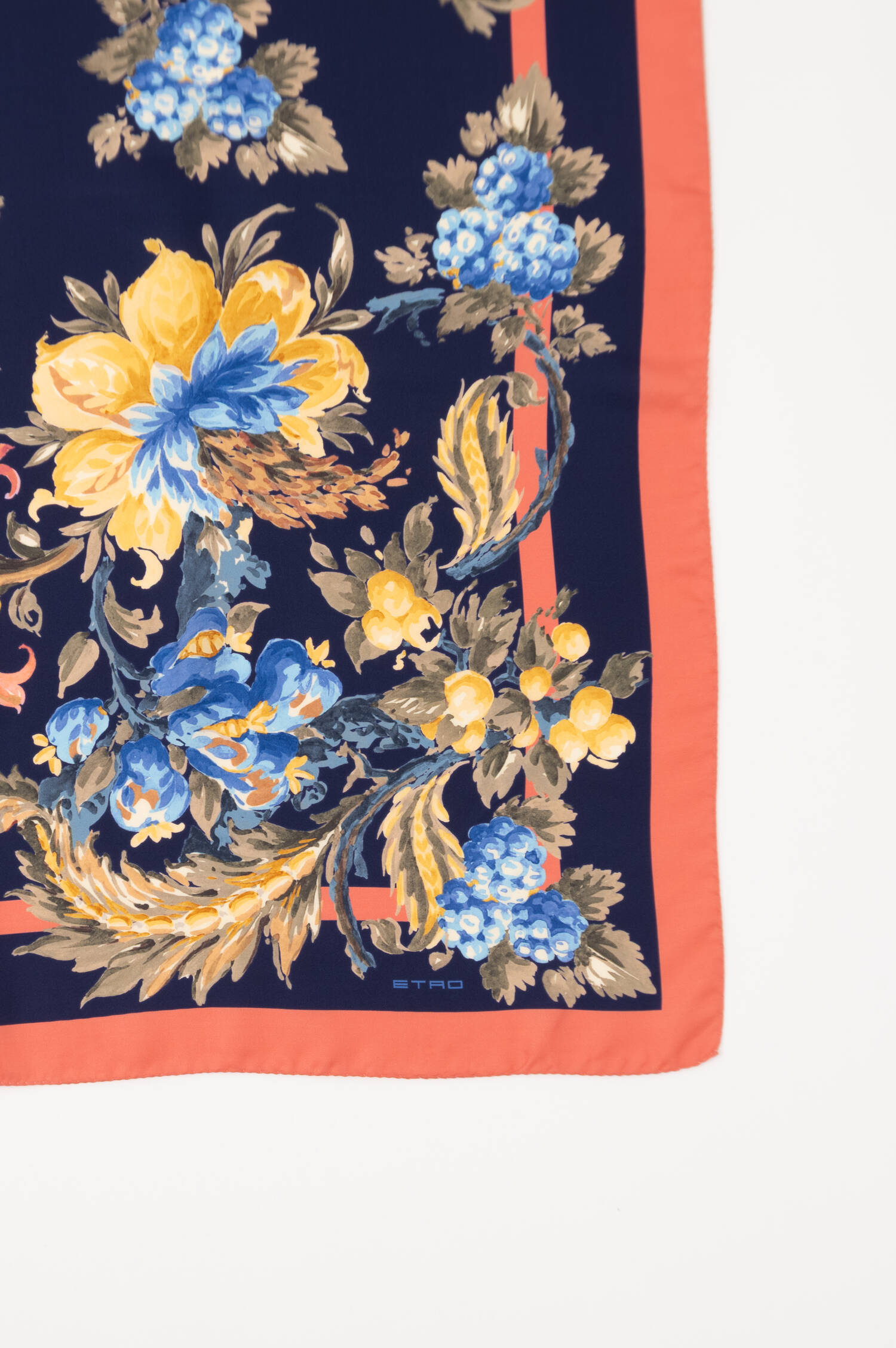 Seidentuch mit Floralem Print in Navy/Multicolor