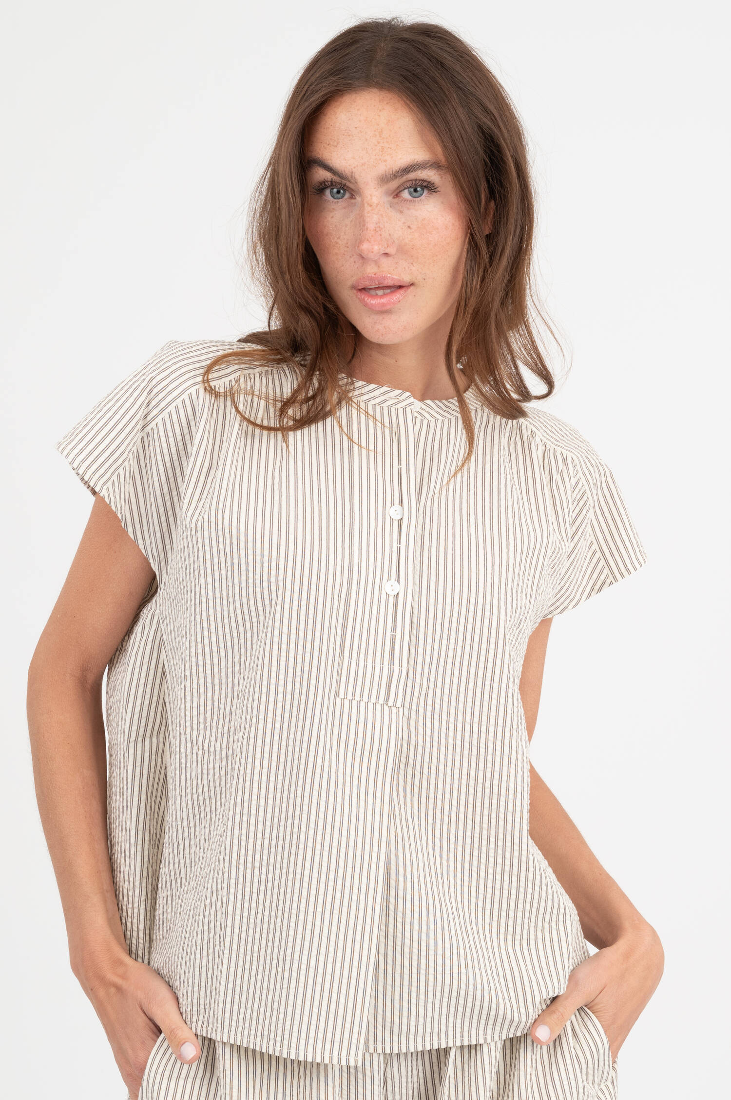 Seersucker Bluse in Creme/Braun gestreift Seersucker Bluse in Creme/Braun gestreift
