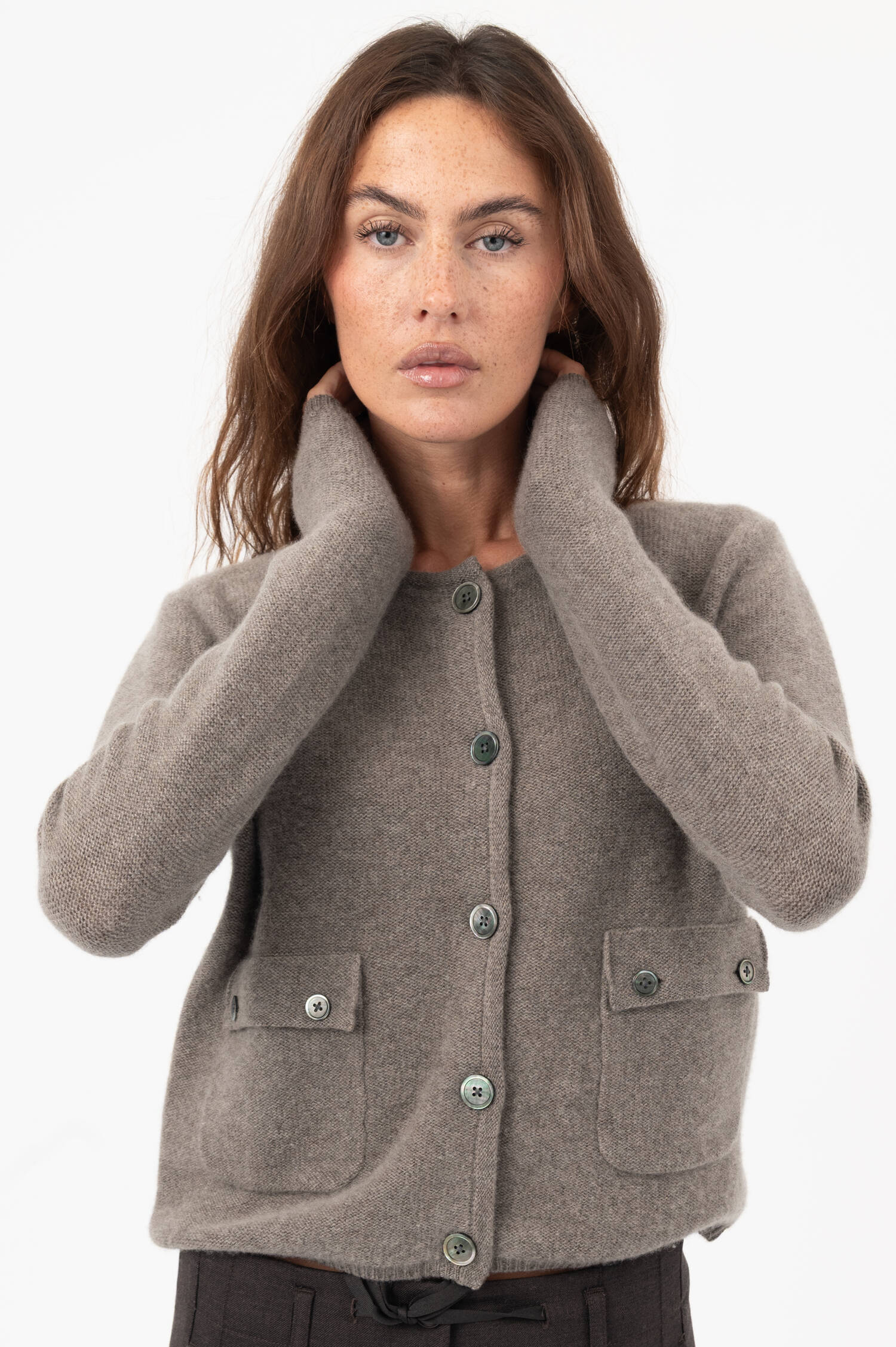 Cropped-Cashmere-Cardigan in Taupe Cropped-Cashmere-Cardigan in Taupe