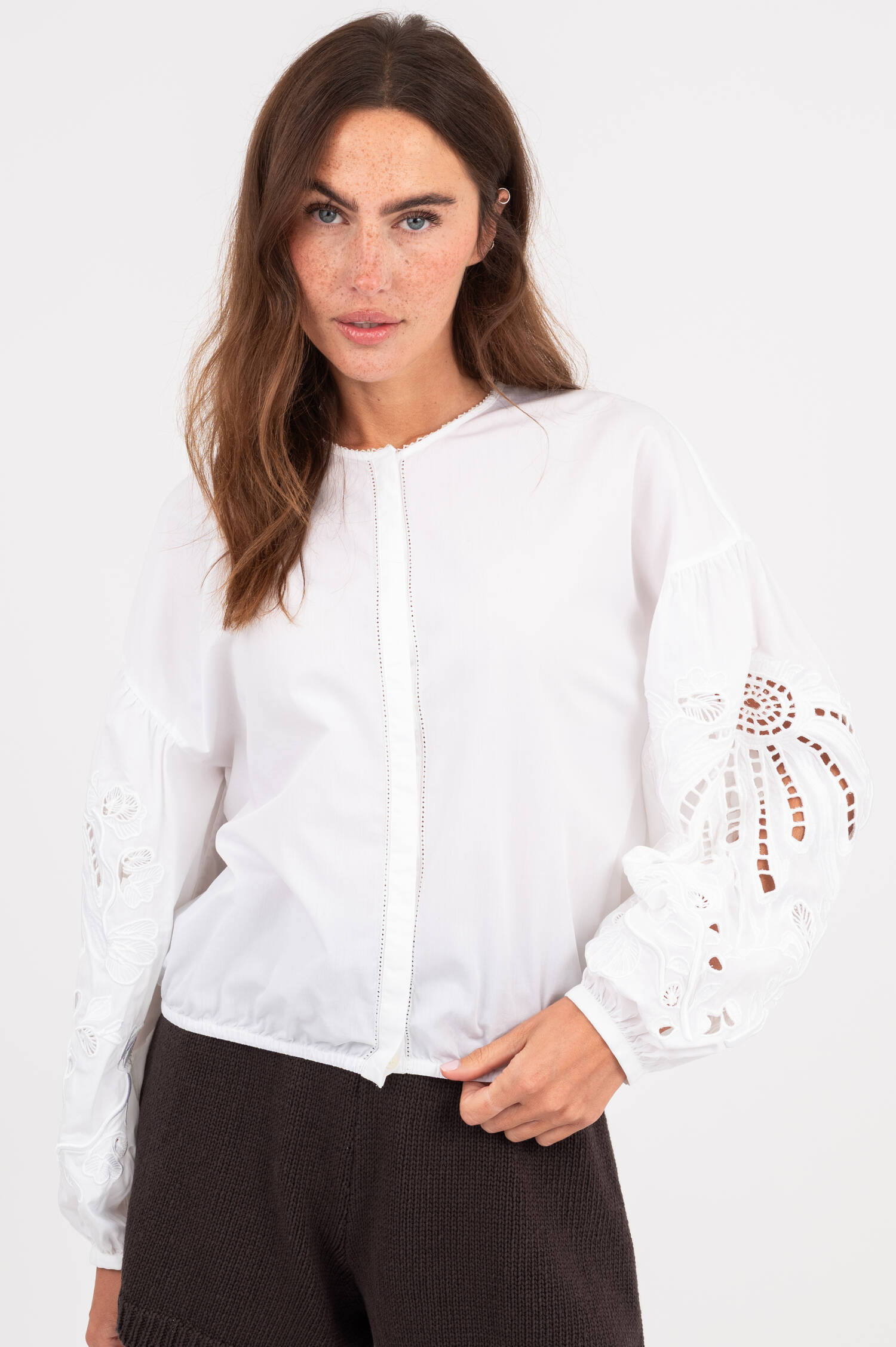 Bluse mit Broderie-Stick in Weiß Bluse mit Broderie-Stick in Weiß
