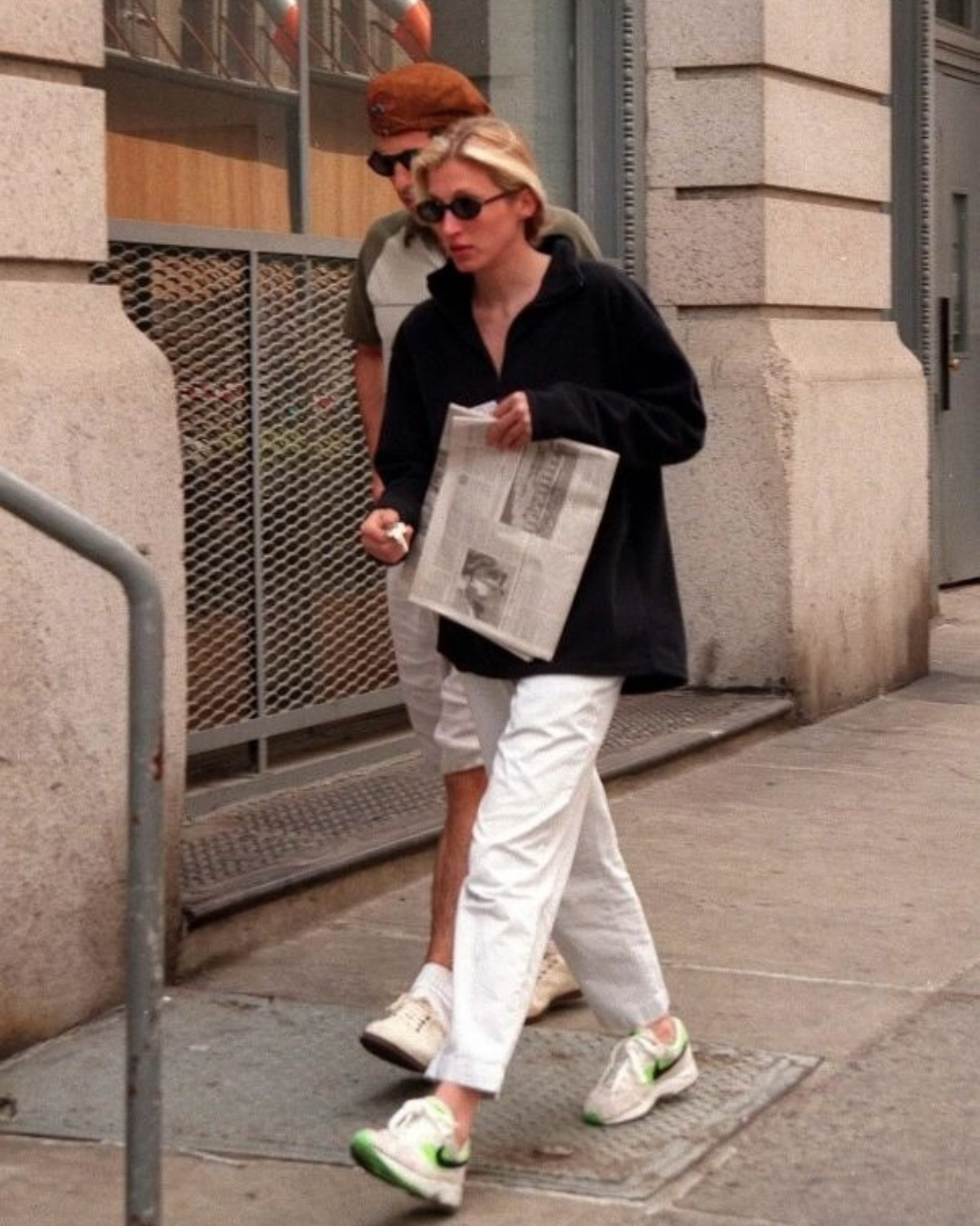 Carolyn Bessette-Kennedy hat Minimalismus neu definiert.
Keine Logos. Keine Trends. Kein Zuviel – nur klare Schnitte, neutrale Töne und mühelose Eleganz.
Ein Stil, der Luxus nicht zeigt, sondern ausstrahlt.
Heute nennen wir das: Quiet Luxury.
#QuietLuxury #MinimalStyle #TimelessElegance #LessIsMore Carolyn Bessette-Kennedy hat Minimalismus neu definiert.
Keine Logos. Keine Trends. Kein Zuviel – nur klare Schnitte, neutrale Töne und mühelose Eleganz.
Ein Stil, der Luxus nicht zeigt, sondern ausstrahlt.
Heute nennen wir das: Quiet Luxury.
#QuietLuxury #MinimalStyle #TimelessElegance #LessIsMore