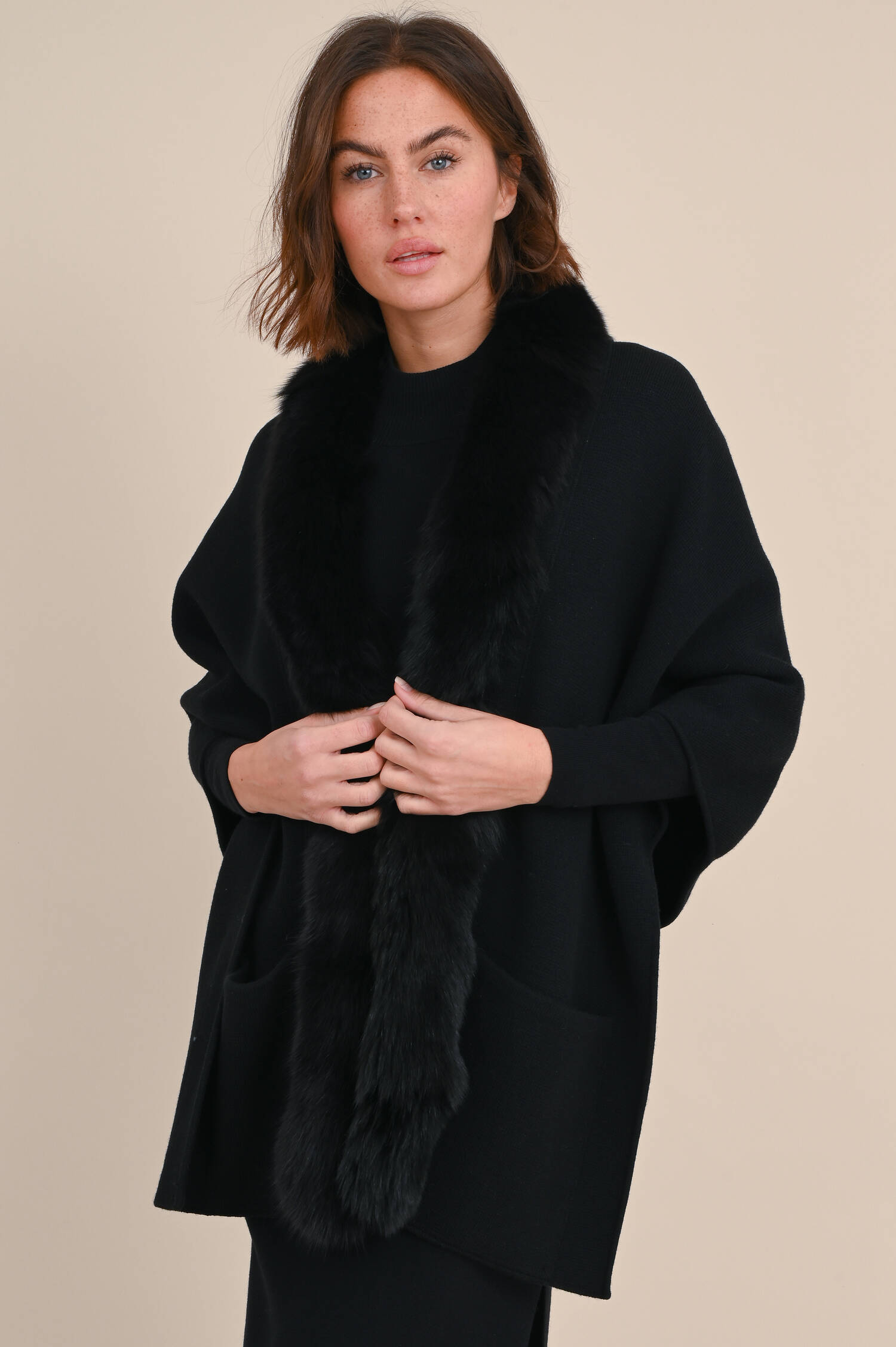 Woll-Mix Cape mit Pelz in Schwarz