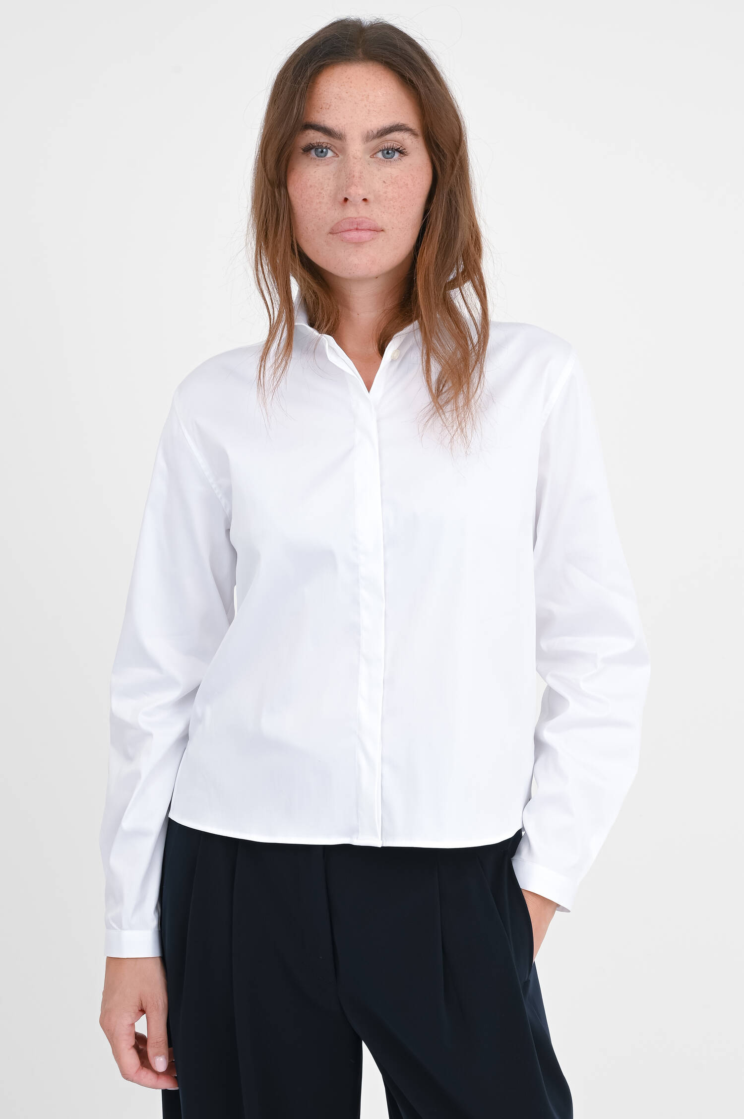 Boxy Bluse mit Kellerfalten in Weiß