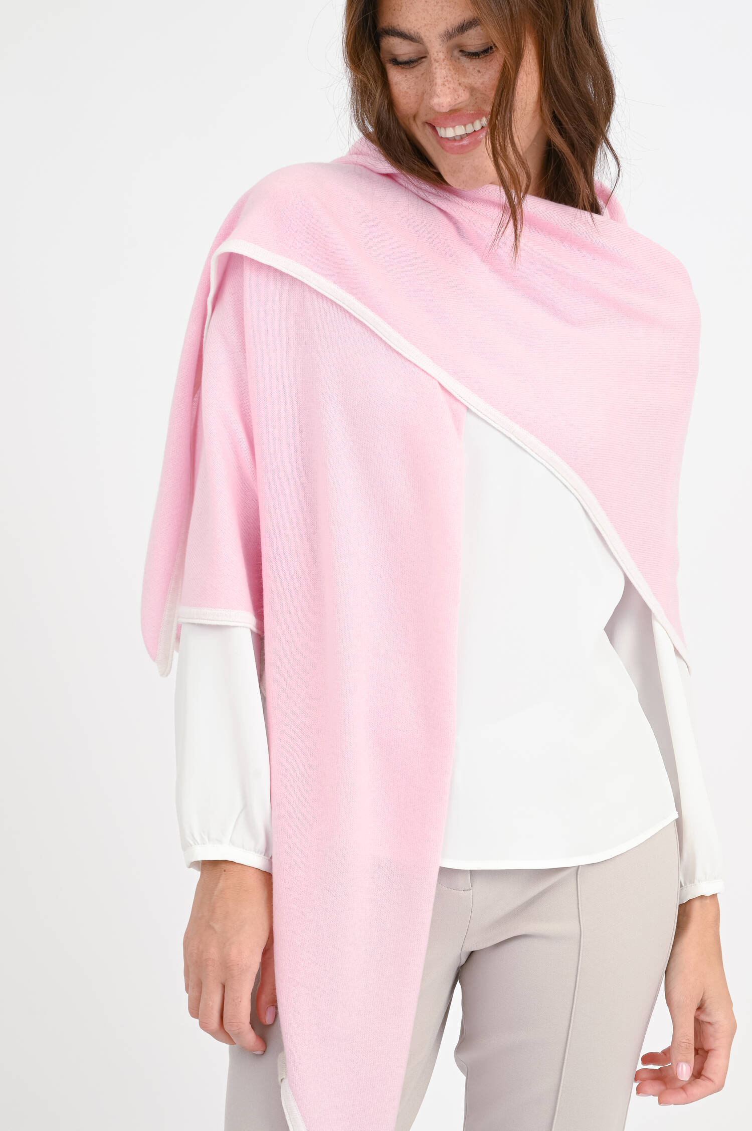Poncho mit Kontrastfarbe in Rosa
