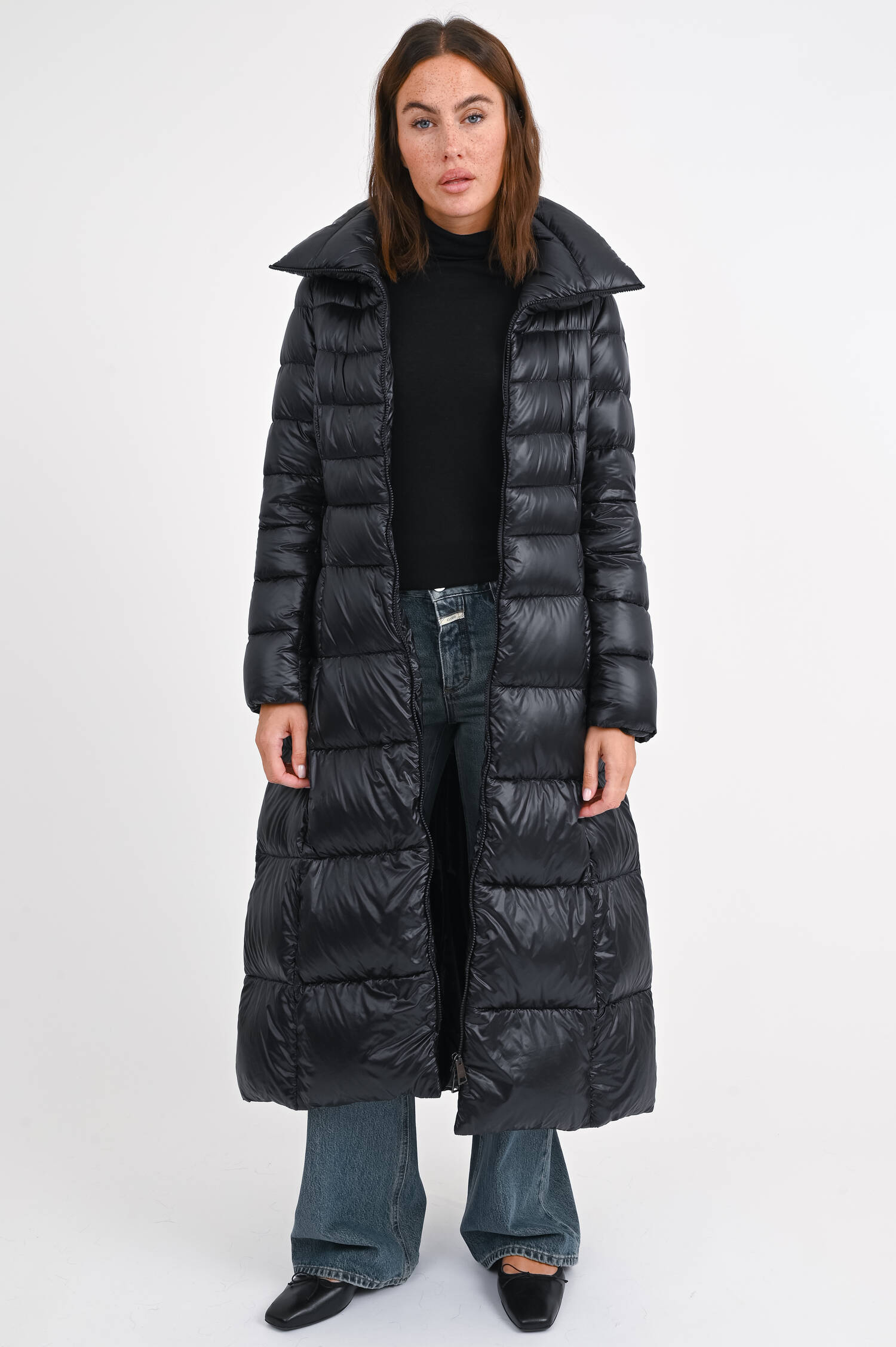 Daunenmantel mit Gürtel in Schwarz