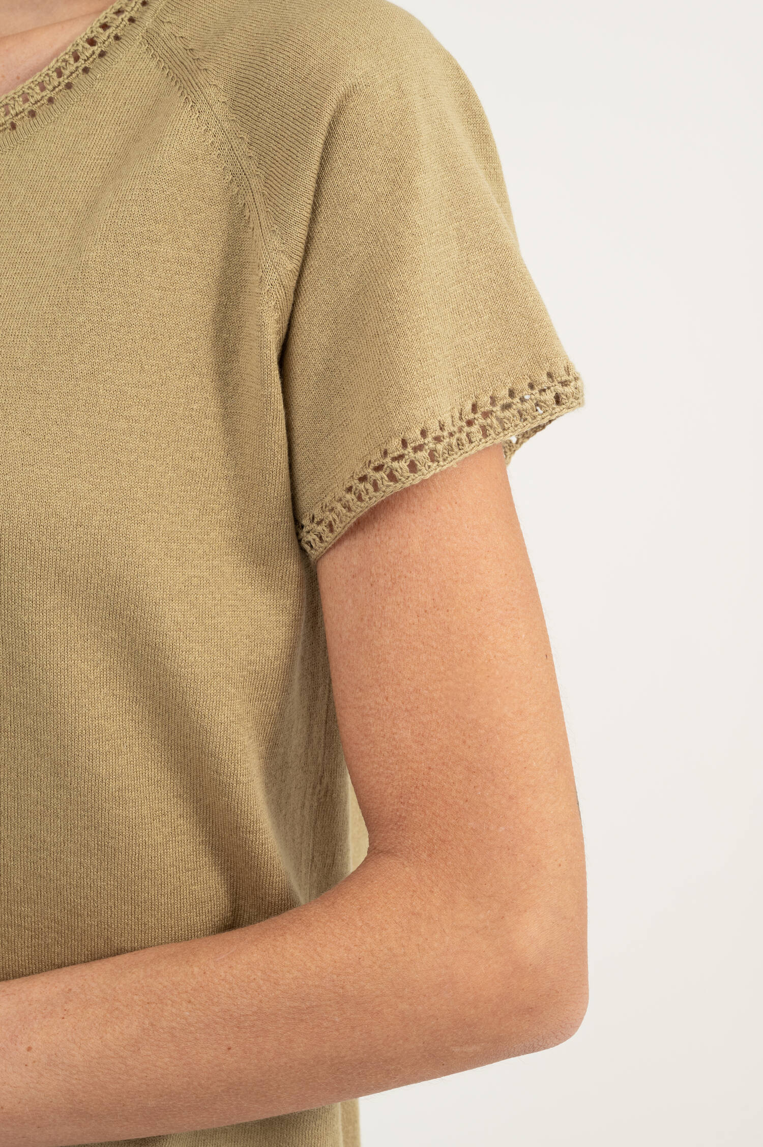 T-Shirt mit Lochstrick-Details in Oliv