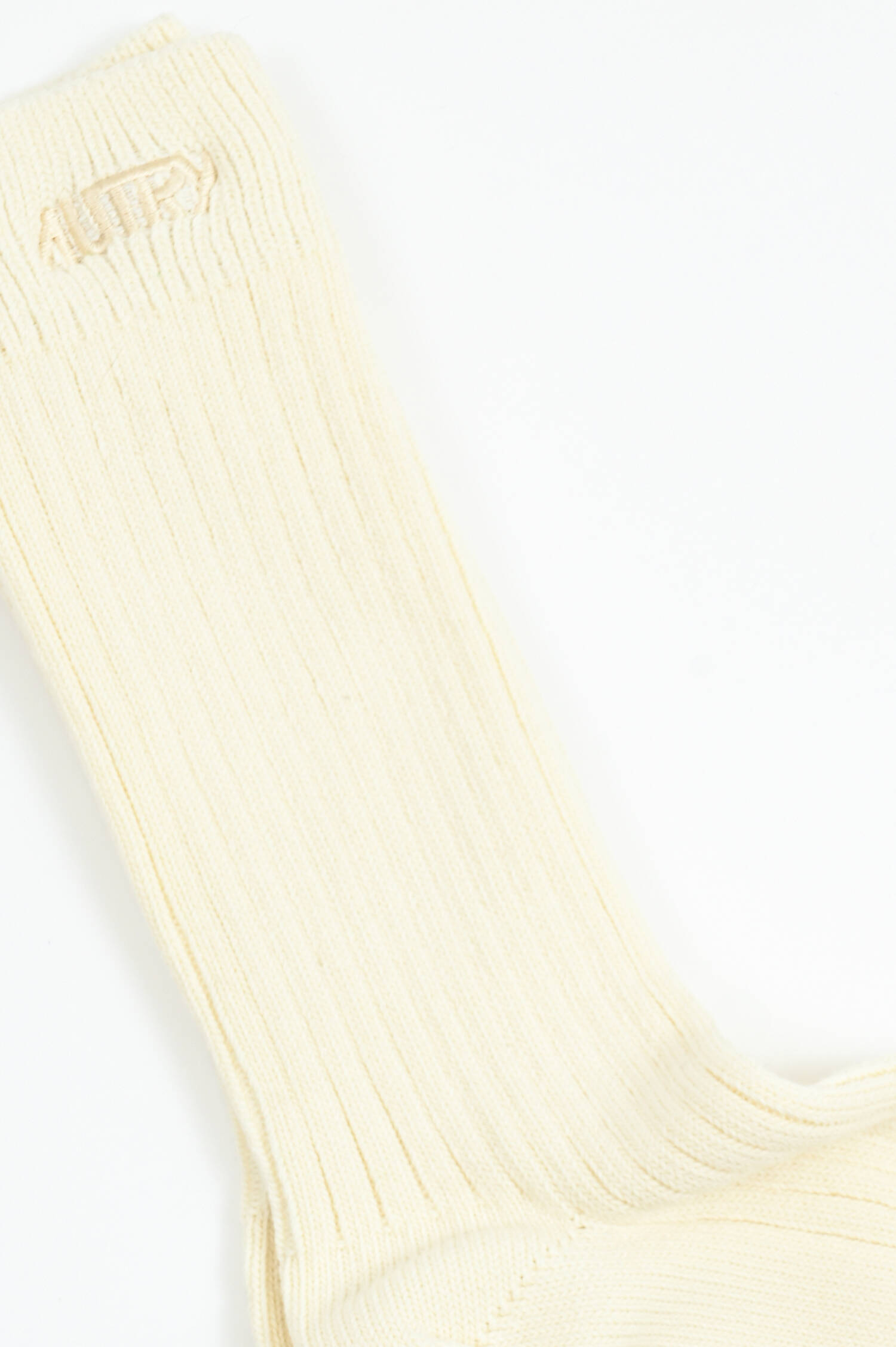 Hohe Strümpfe mit Rippstrick in Weiß