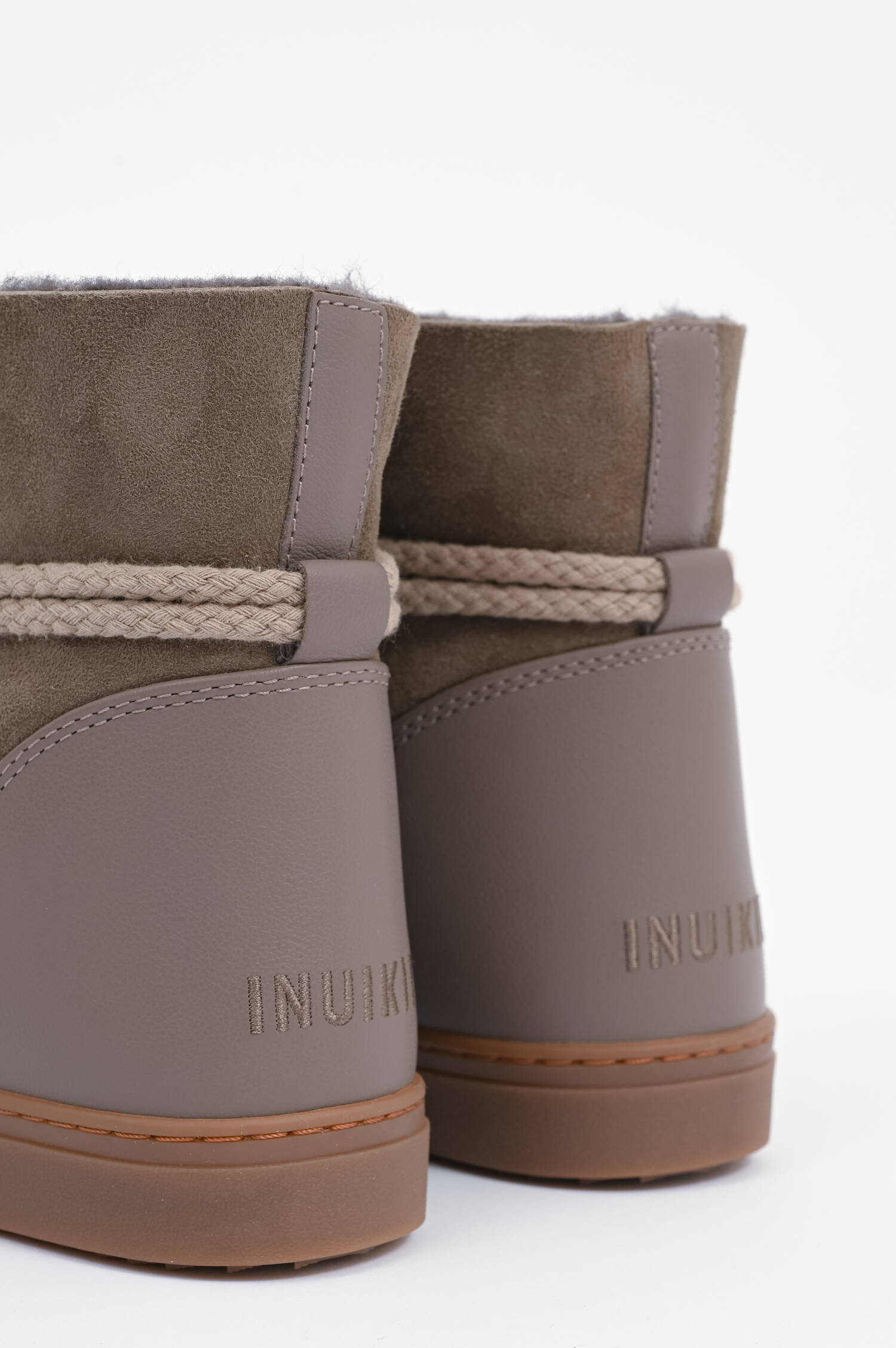 Lammfell-Boots CLASSIC aus Veloursleder in Taupe Lammfell-Boots CLASSIC aus Veloursleder in Taupe