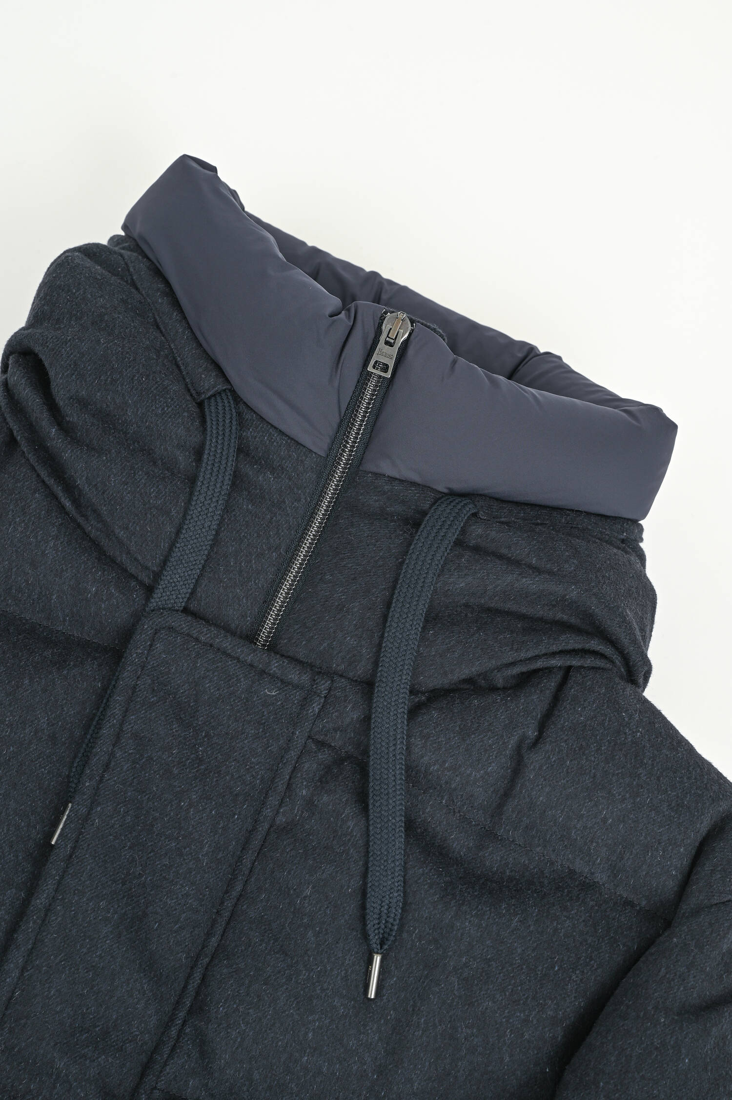 Steppjacke aus Seide-Cashmere-Mix in Navy Steppjacke aus Seide-Cashmere-Mix in Navy