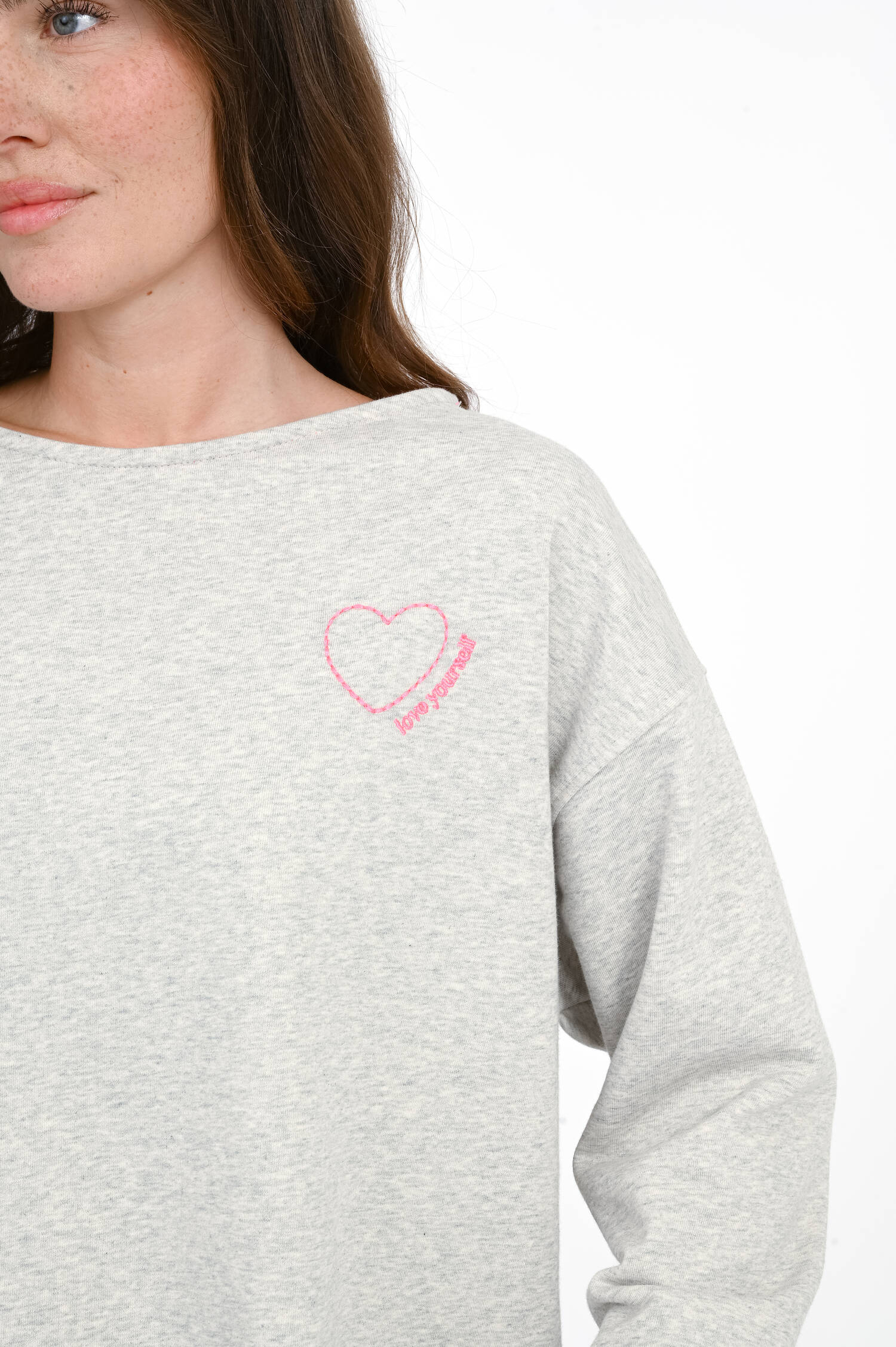 Sweater mit Herz-Stickerei in Grau meliert