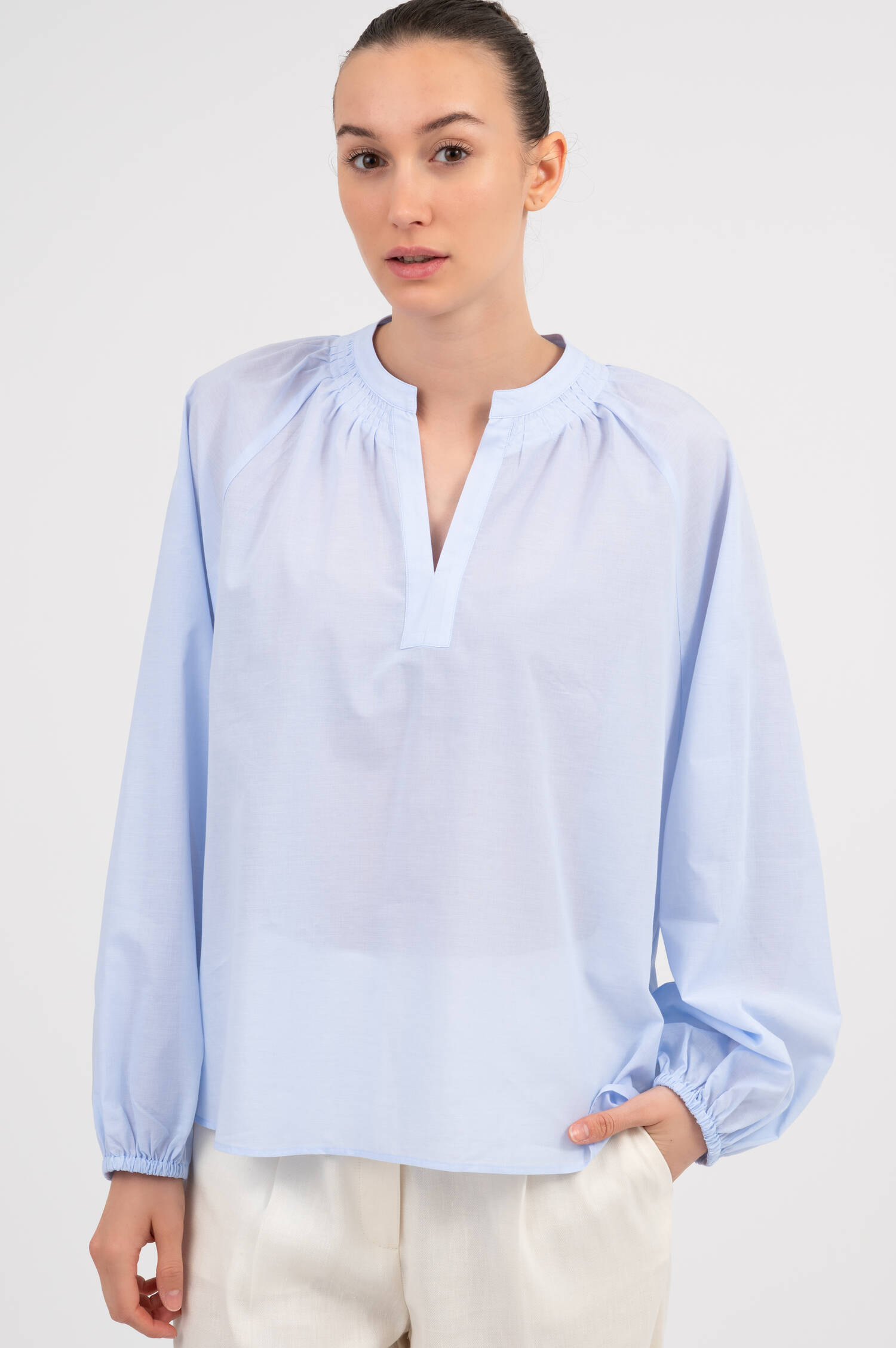 Bluse mit Stehkragen in Hellblau