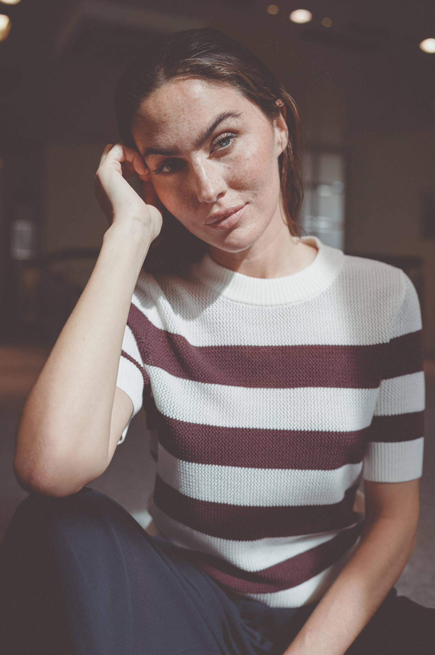 Gestreifter Kurzarm-Pullover in Creme/Blackberry