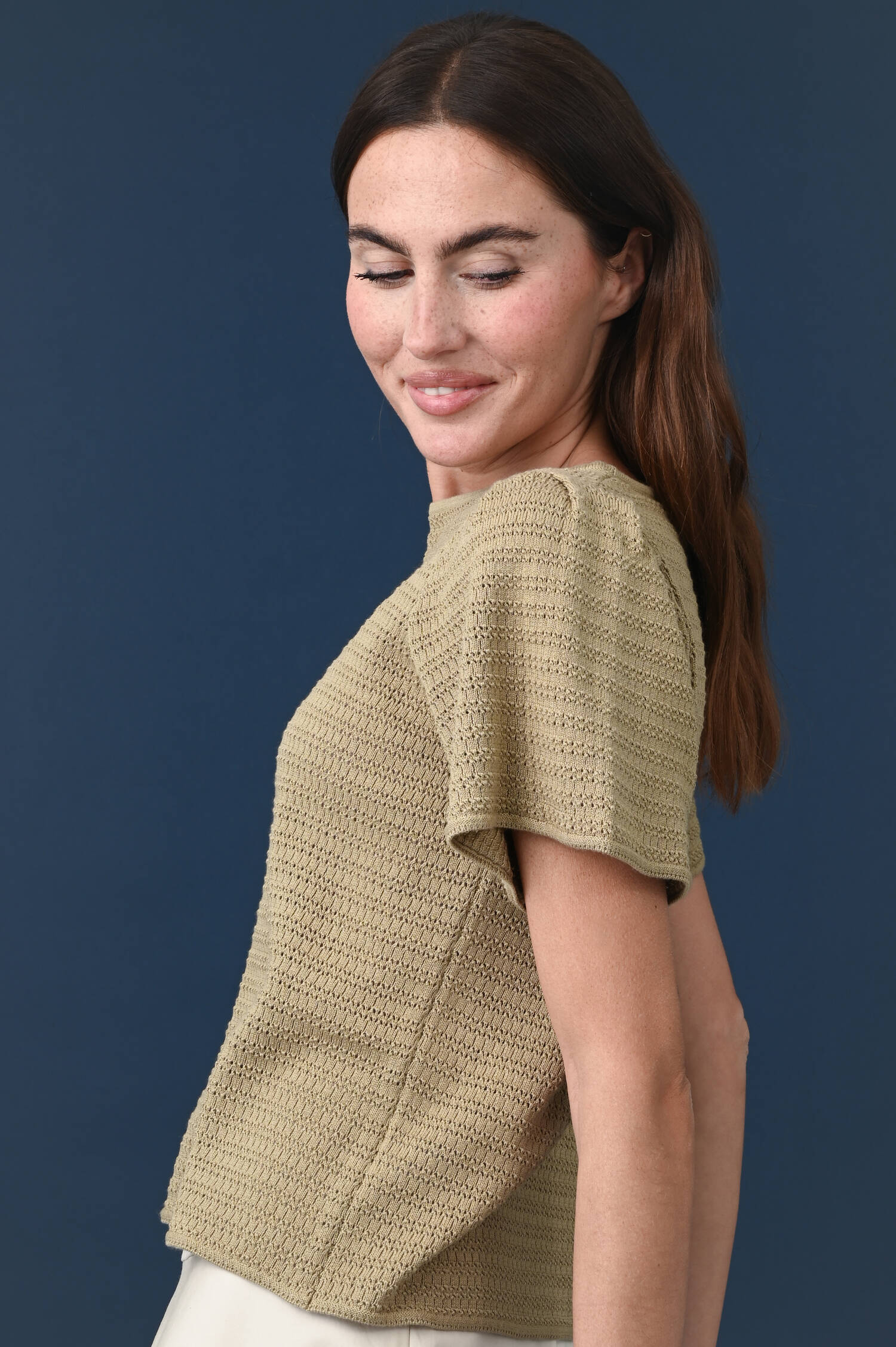 Feines Lochstrickshirt in Olive