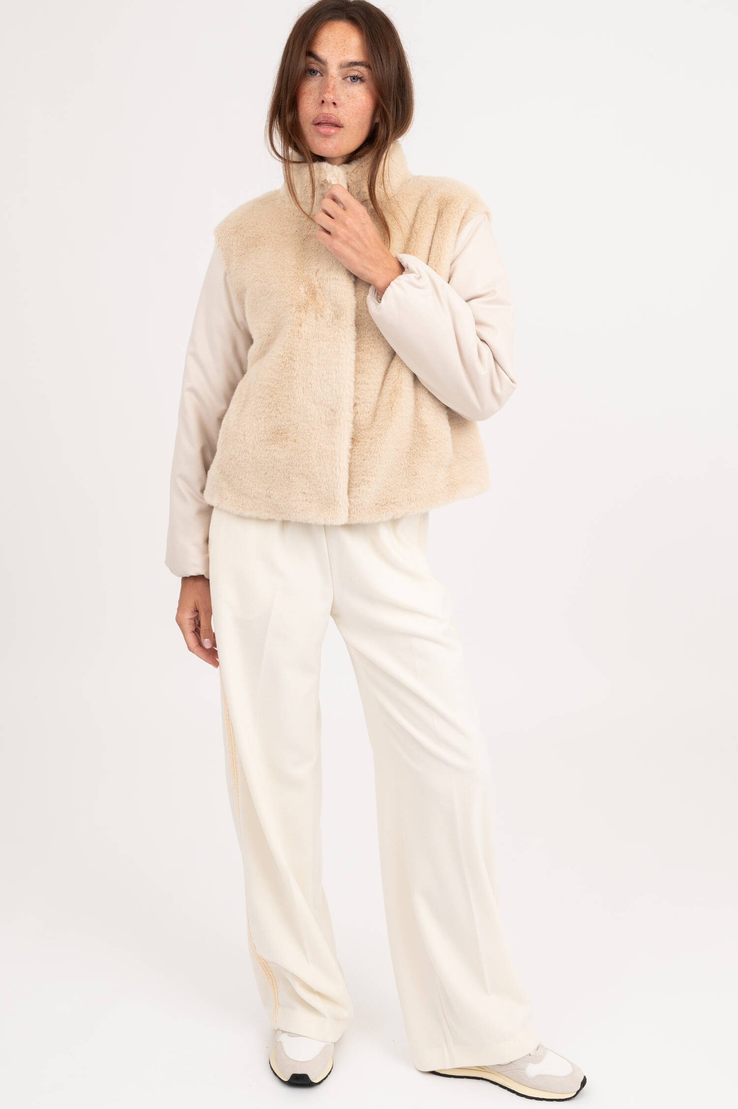 Jacke mit Faux Fur in Beige Jacke mit Faux Fur in Beige