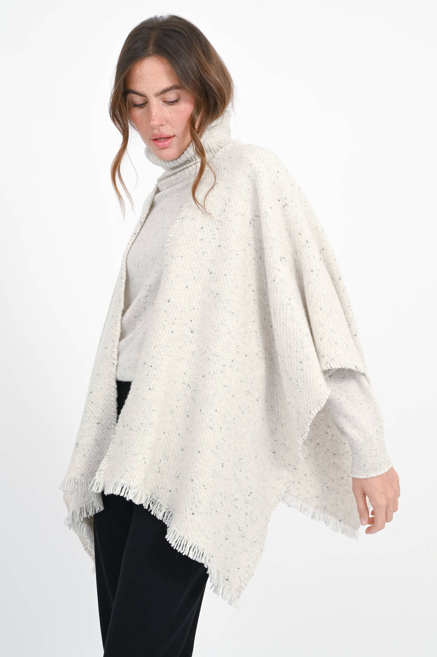 Cashmere Cape mit Fransen-Saum in Snow Cashmere Cape mit Fransen-Saum in Snow
