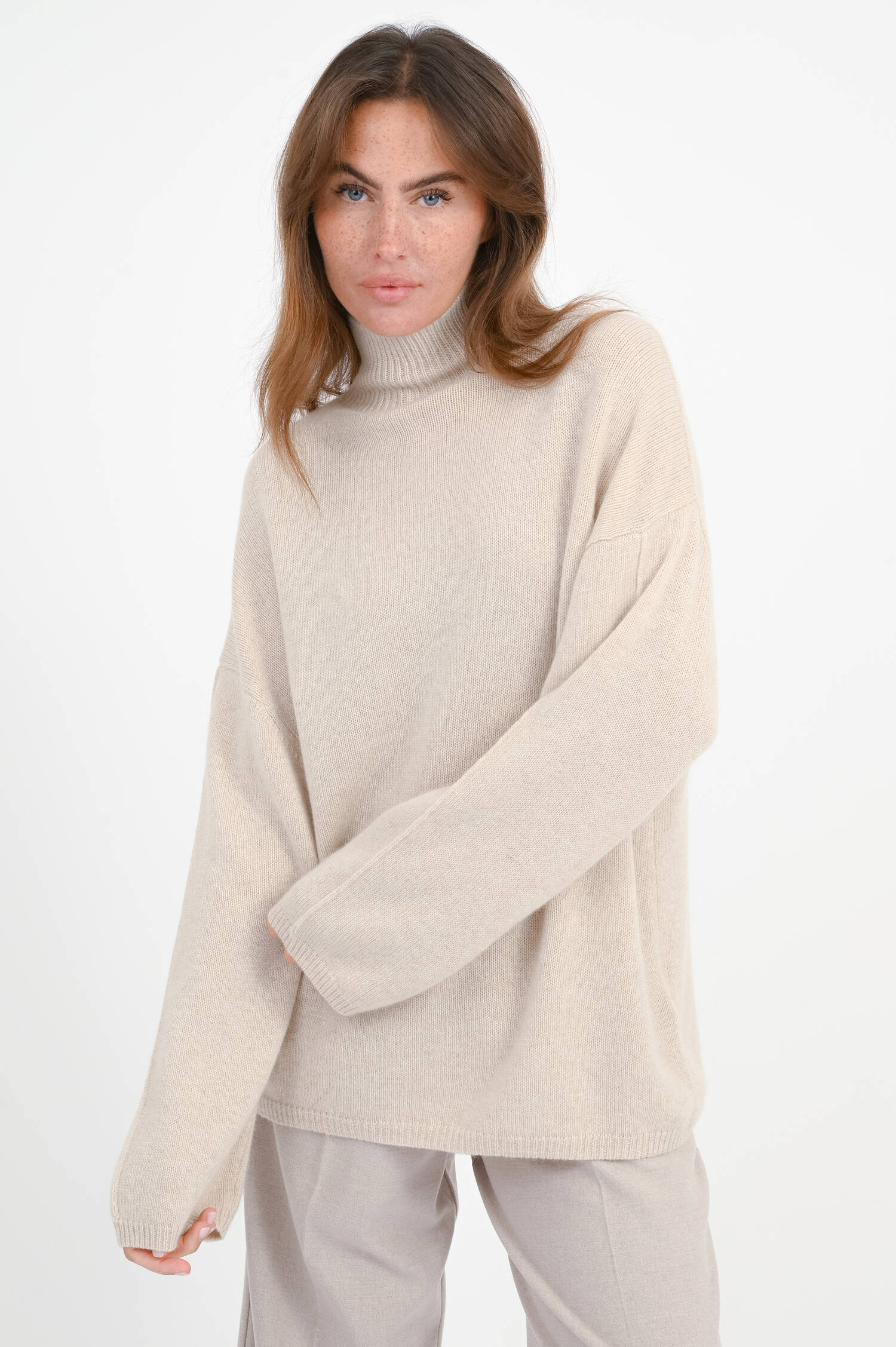Turtle-Neck Cashmere-Pullover in Beige
