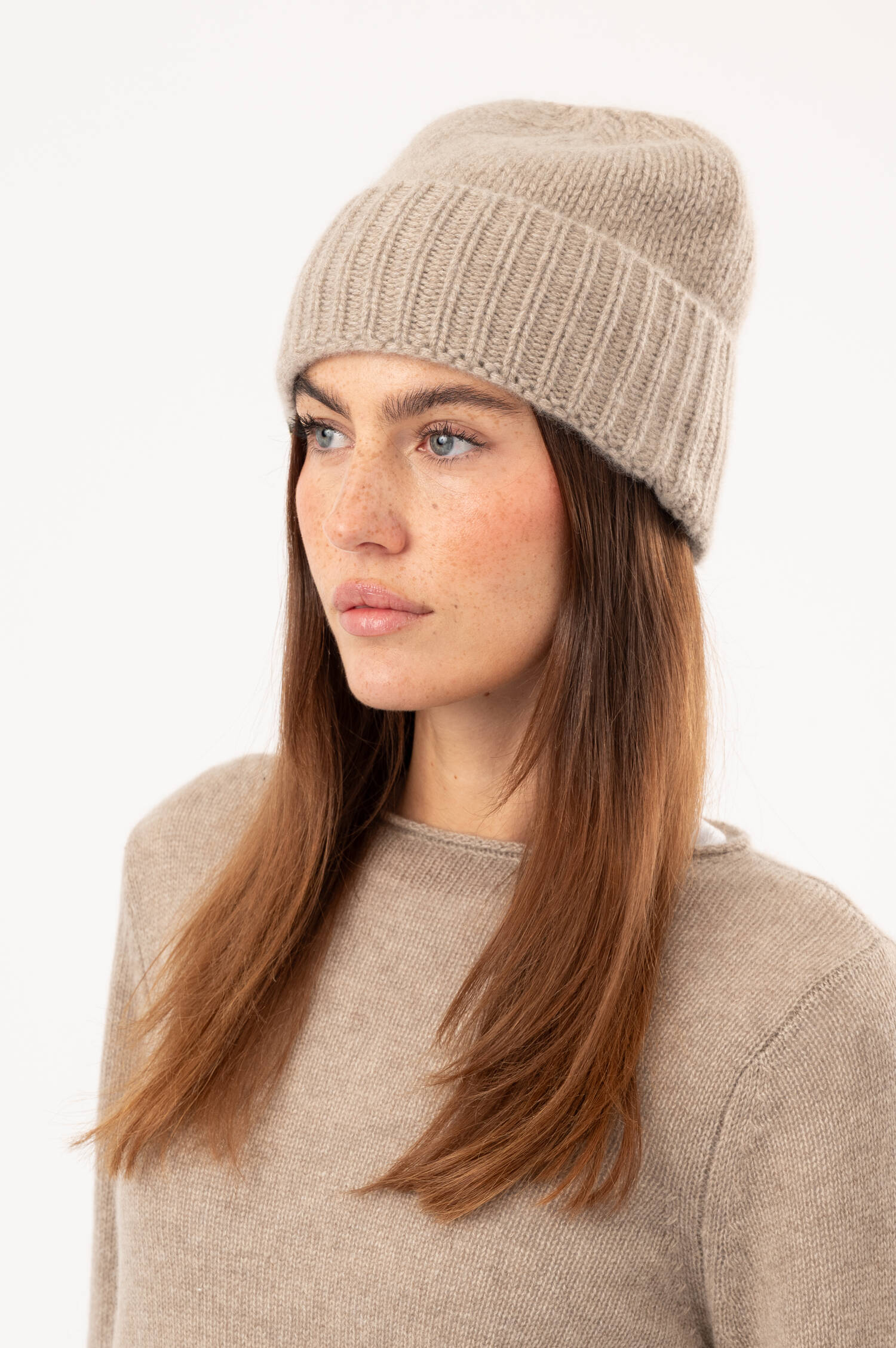 Cashmere-Glattstrick-Beanie in Beige Cashmere-Glattstrick-Beanie in Beige