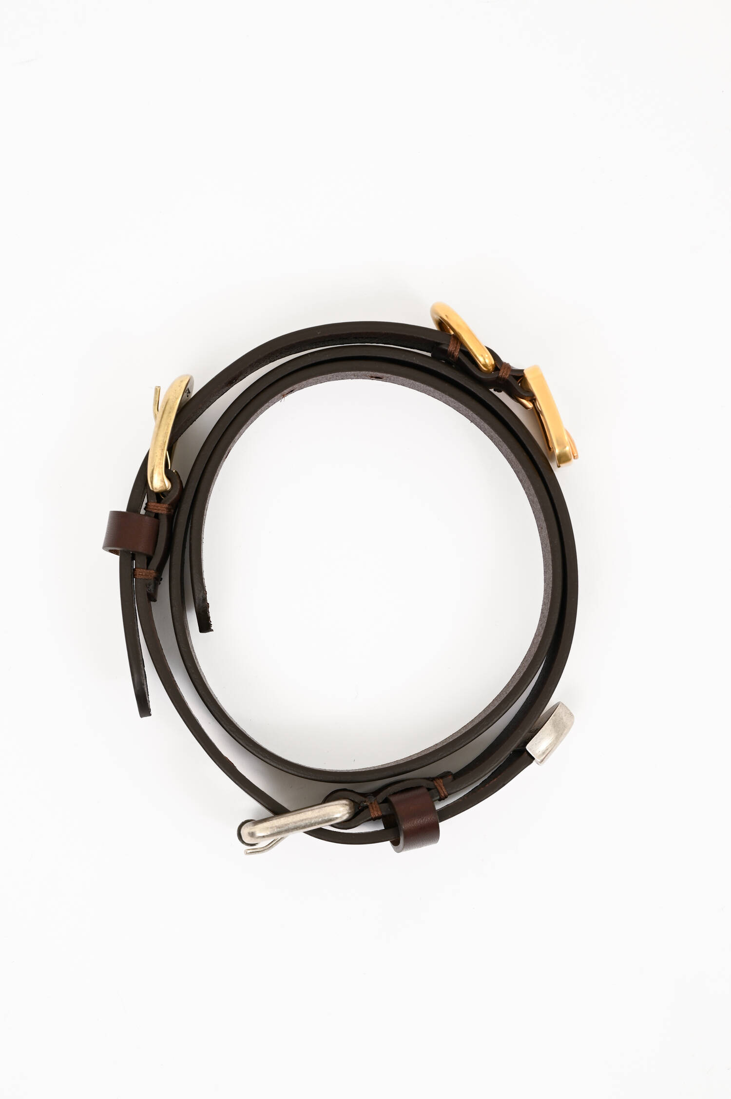 Ledergürtel mit dekorativen Gürteldetails in Rot