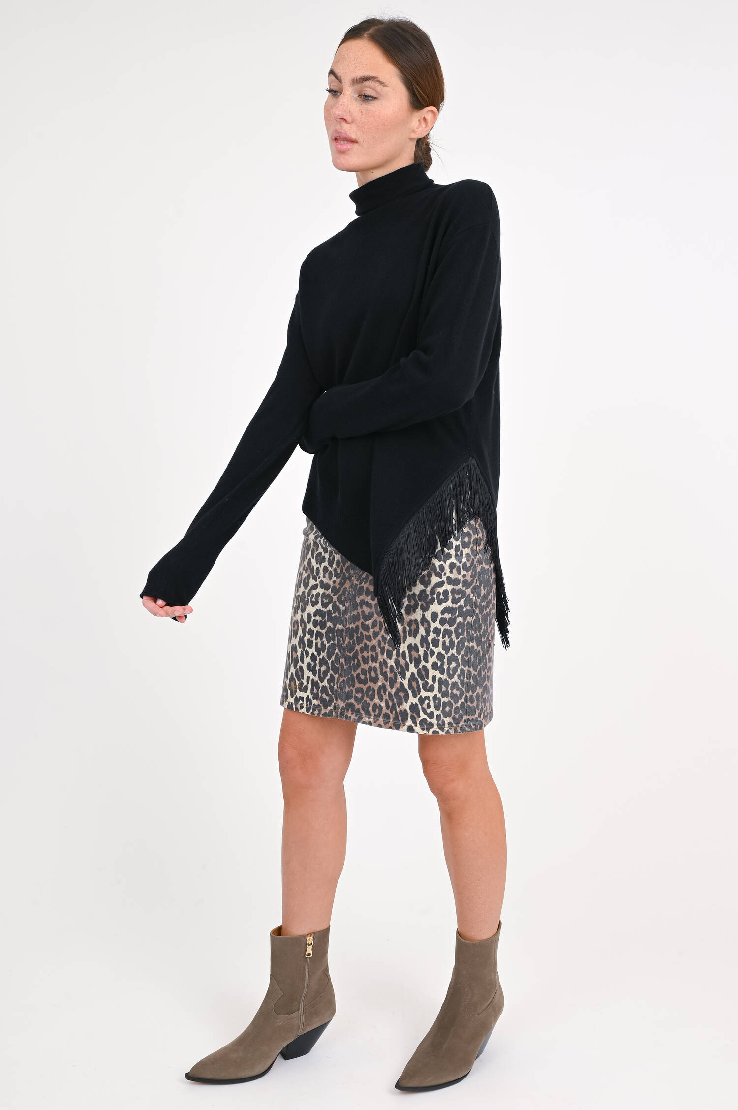 Rollkragen mit asymmetrischem Saum in Schwarz